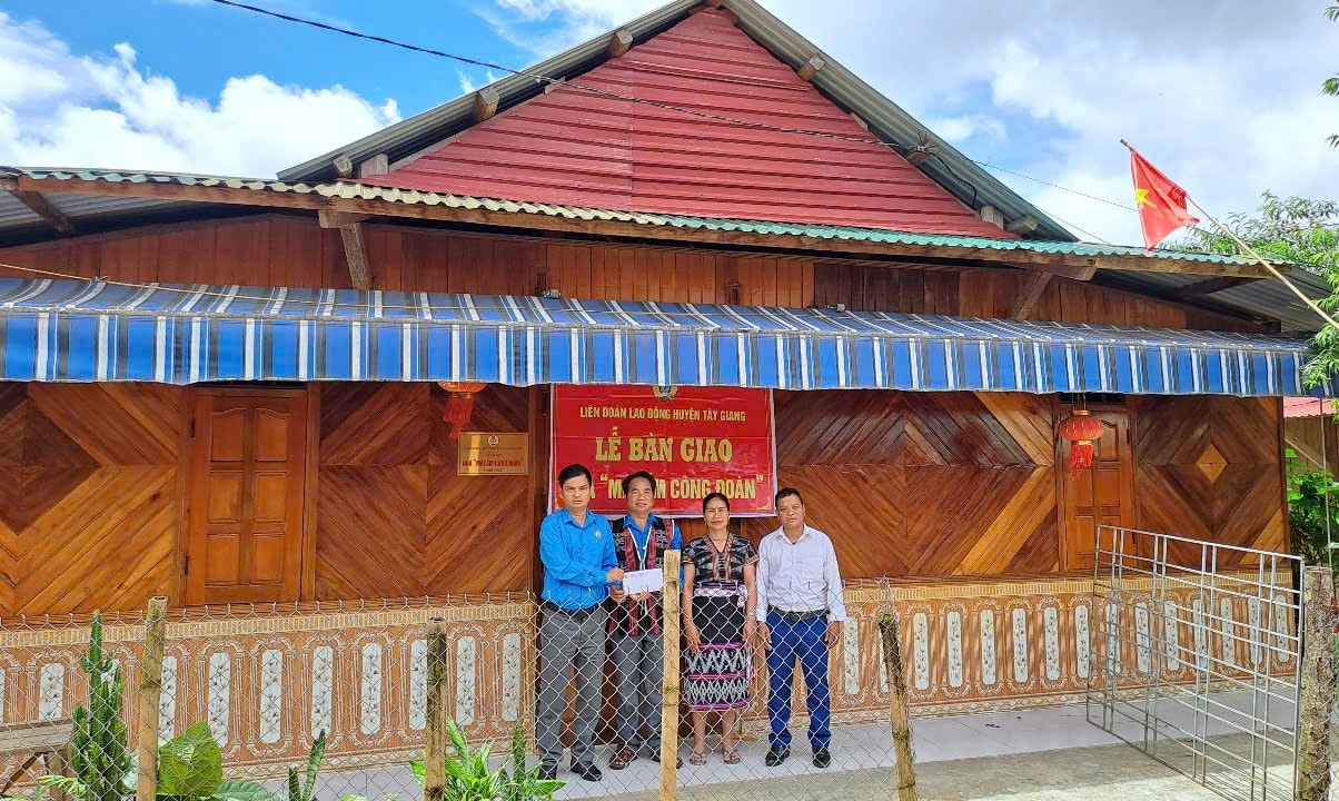 Liên đoàn Lao động huyện bàn giao nhà “Mái ấm công đoàn” cho gia đình anh Pơloong Nhéo (thôn Chă’ lăng, xã Ch’ơm, huyện Tây Giang)