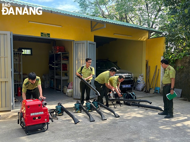 Đội Kiểm lâm cơ động và phòng cháy chữa cháy rừng đang kiểm tra trang thiết bị. Ảnh: VĂN HOÀNG