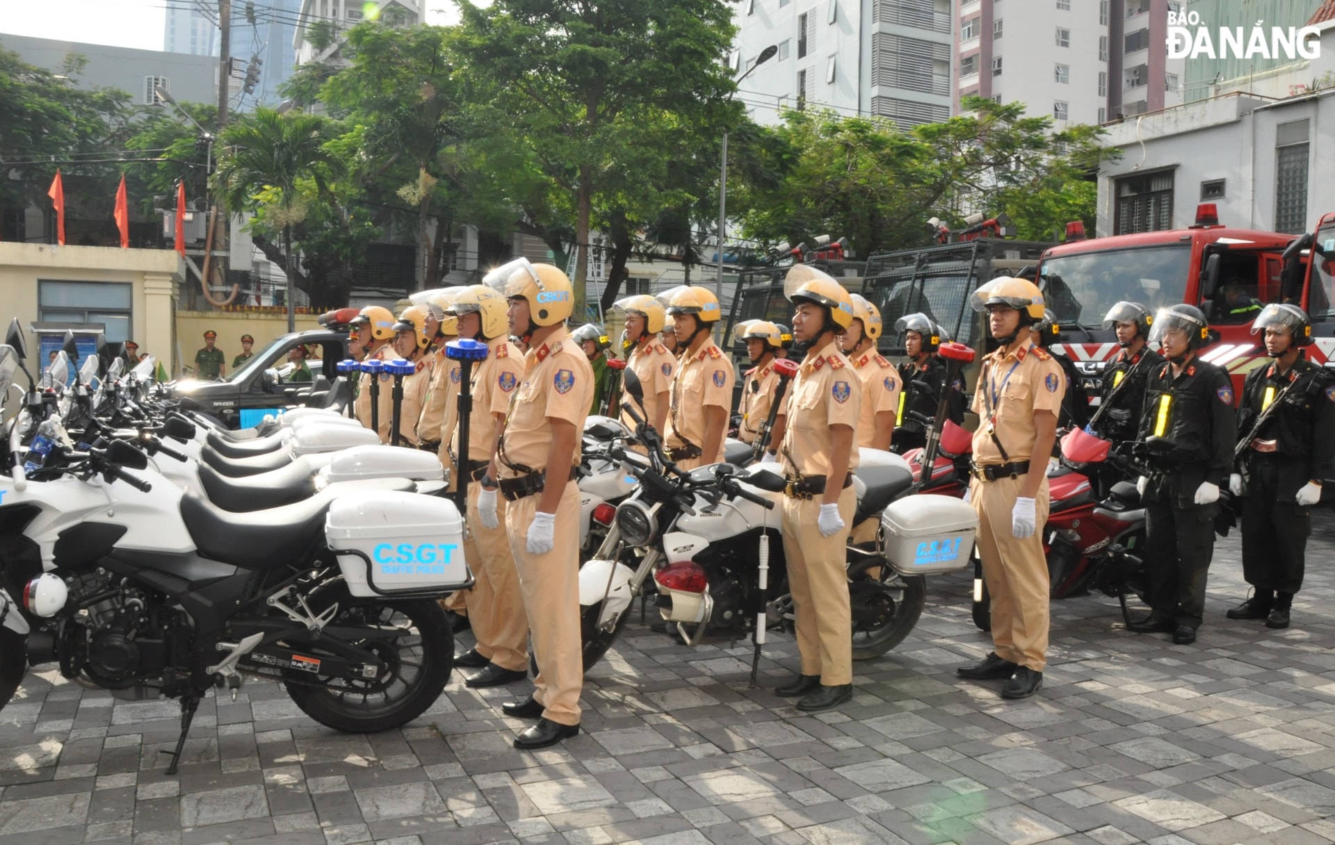 Các lực lượng thuộc Công an thành phố ra quân thực hiện đợt cao điểm. Ảnh: LÊ HÙNG