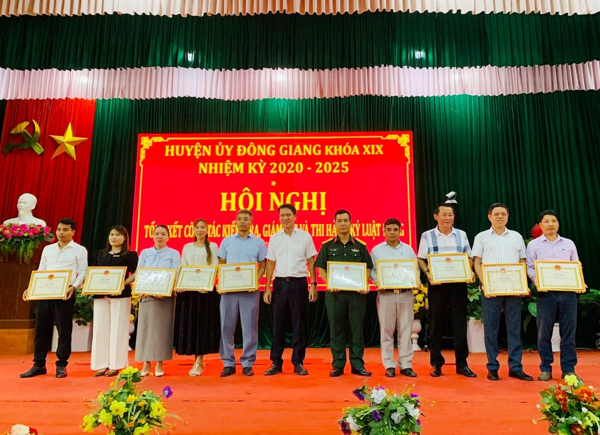 dong-giang-khen-thuong-10-ca-nhan-co-thanh-tich-trong-thuc-hien-cong-tac-kiem-tra-giam-sat-va-thi-hanh-ky-luat-dang-nhiem-ky-2020-2025.jpg