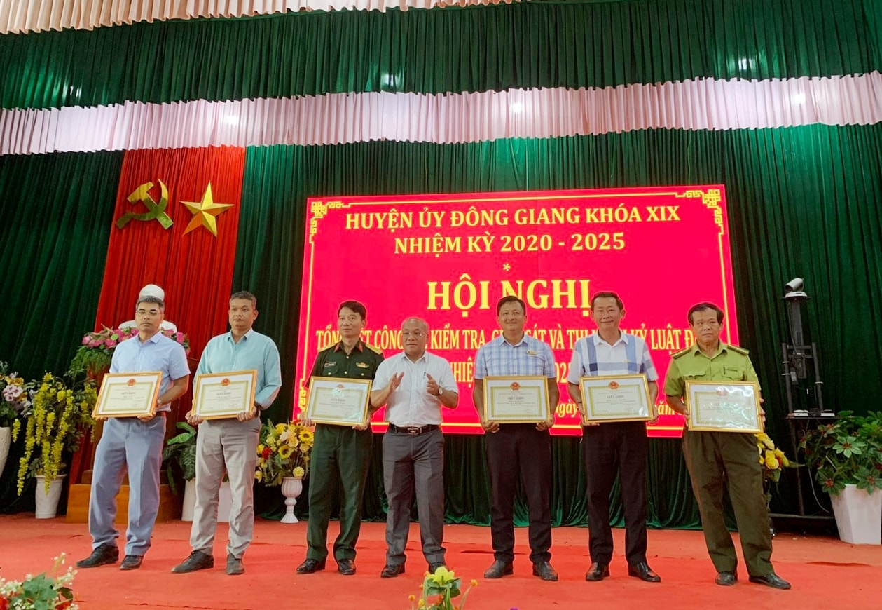 dong-giang-khen-thuong-6-tap-the-co-thanh-tich-trong-thuc-hien-cong-tac-kiem-tra-giam-sat-va-thi-hanh-ky-luat-dang-nhiem-ky-2020-2025.jpg
