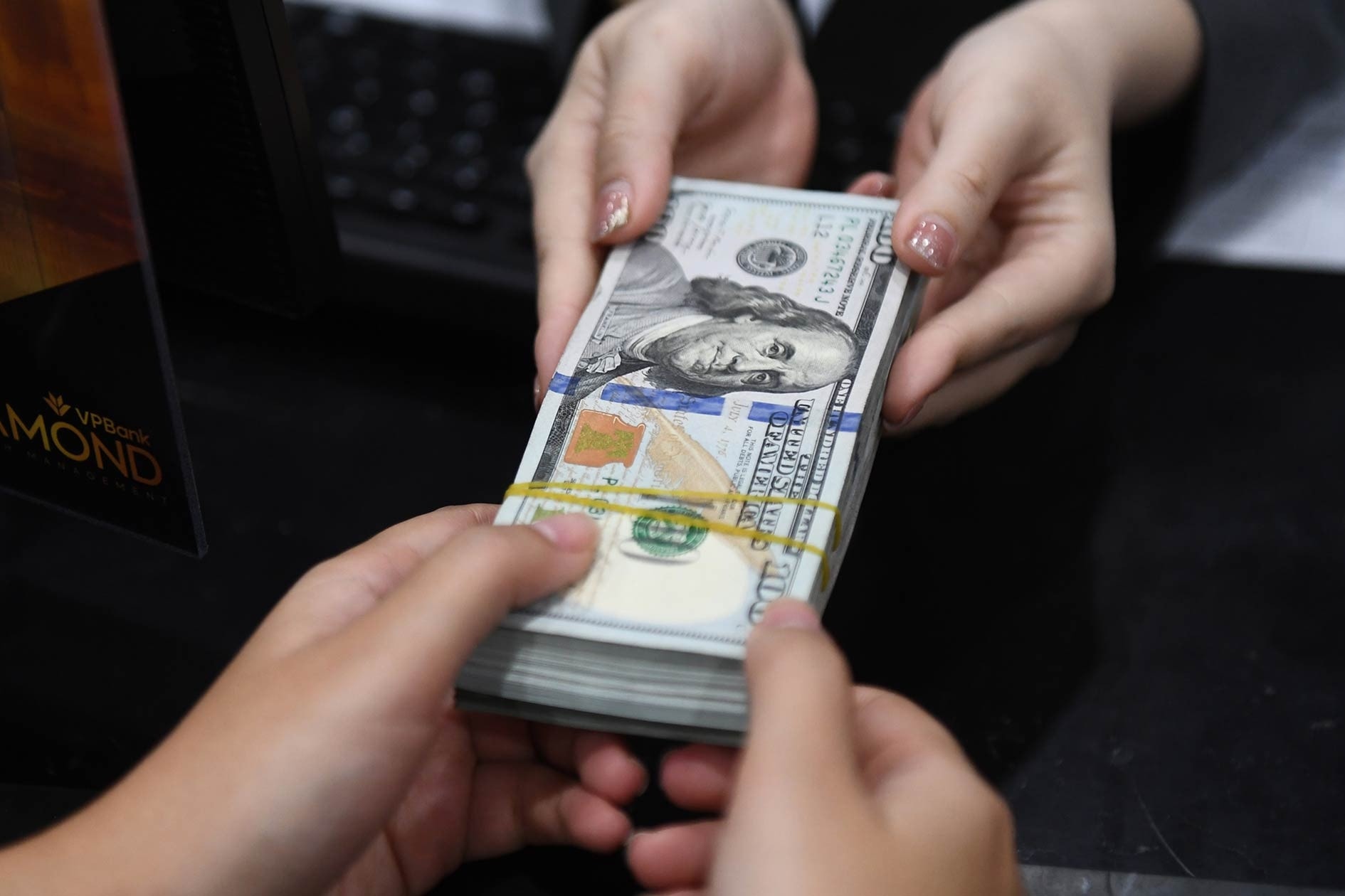 Giá USD ngân hàng tăng mạnh, vượt 26.100 đồng