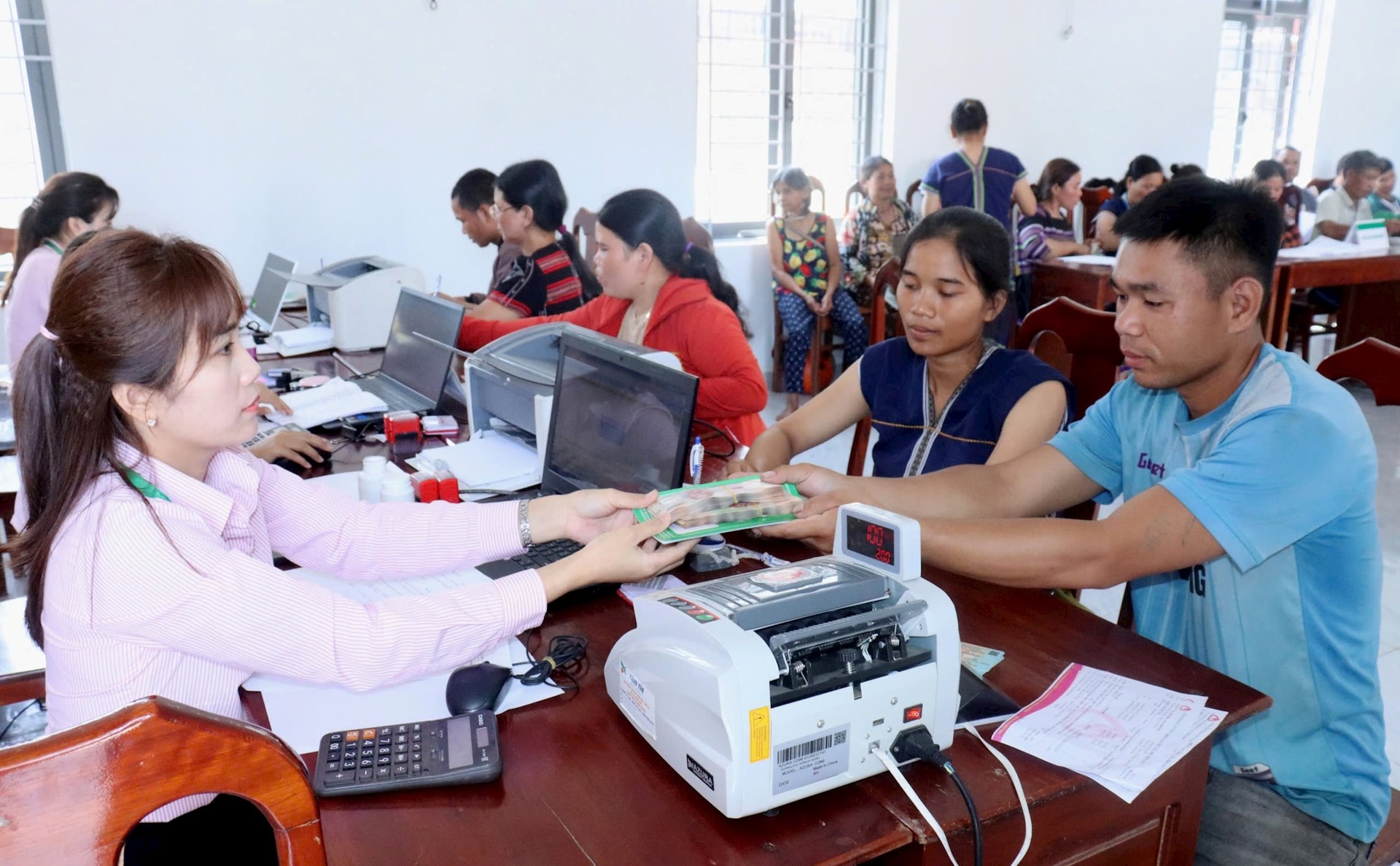 លោក និងលោកស្រី Alang Dung ភូមិ Nal ឃុំ Lang ស្រុក Tay Giang បានទទួលប្រាក់កម្ចីចំនួន 40 លានដុងពីធនាគារគោលនយោបាយសង្គមរបស់ស្រុកពីកម្មវិធីកម្ចីដើម្បីលុបបំបាត់លំនៅដ្ឋានបណ្តោះអាសន្ន។