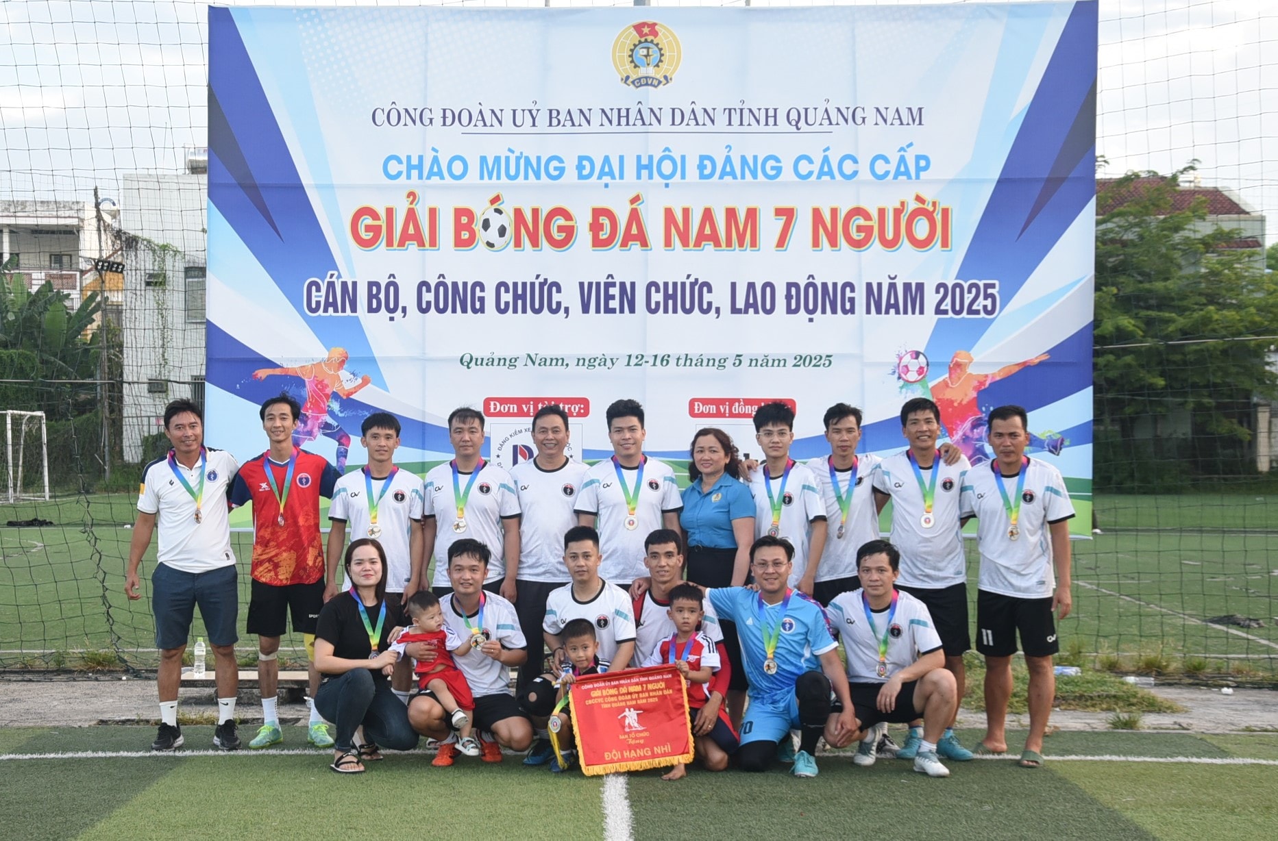 Đội Liên quân ngành y tế nhận giải nhì. Ảnh: TƯỜNG VY