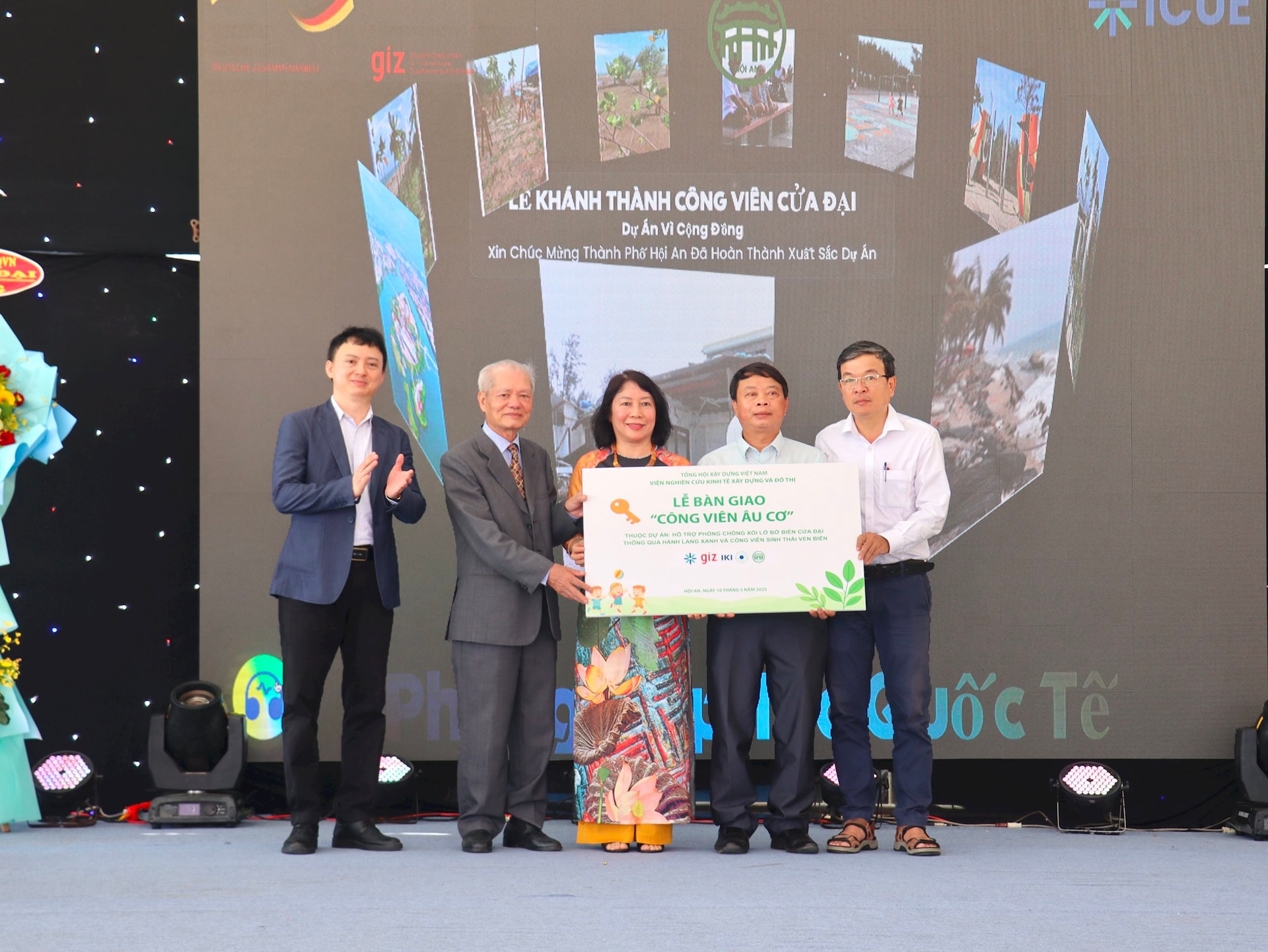 Nghi thức bàn giao Công viên Âu Cơ tại buổi lễ. Ảnh: QUỐC TUẤN