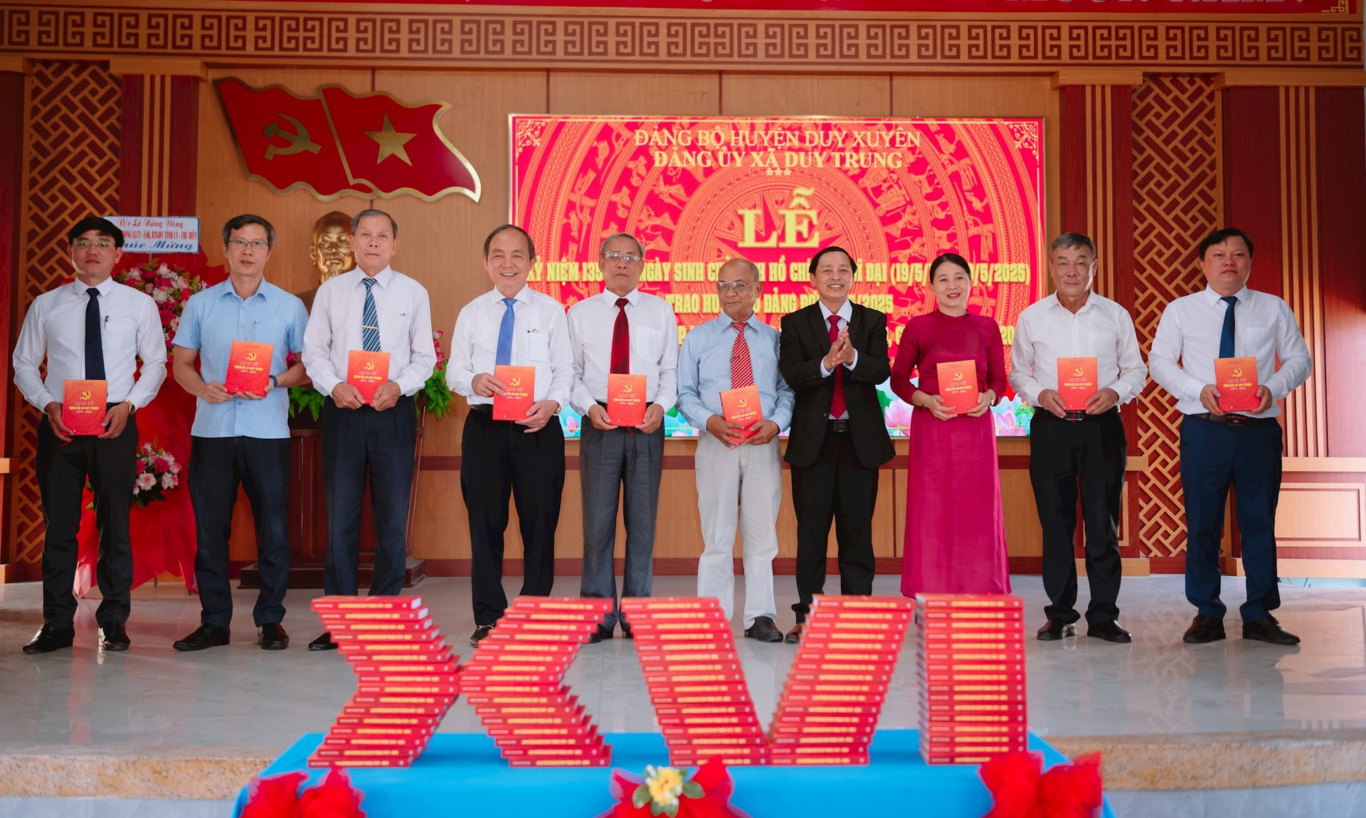 Đảng ủy xã Duy Trung tặng sách Lịch sử Đảng bộ xã cho các đại biểu. Ảnh NĐ