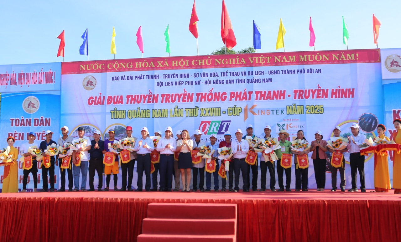 Chủ tịch UBND tỉnh Lê Văn Dũng cùng các đại biểu tặng hoa và cờ lưu niệm cho các đội đua.