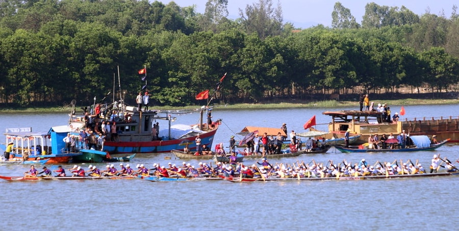 Người dân thuê sà lan, ghe đứng trên sông cổ vũ cho các đội đua.
