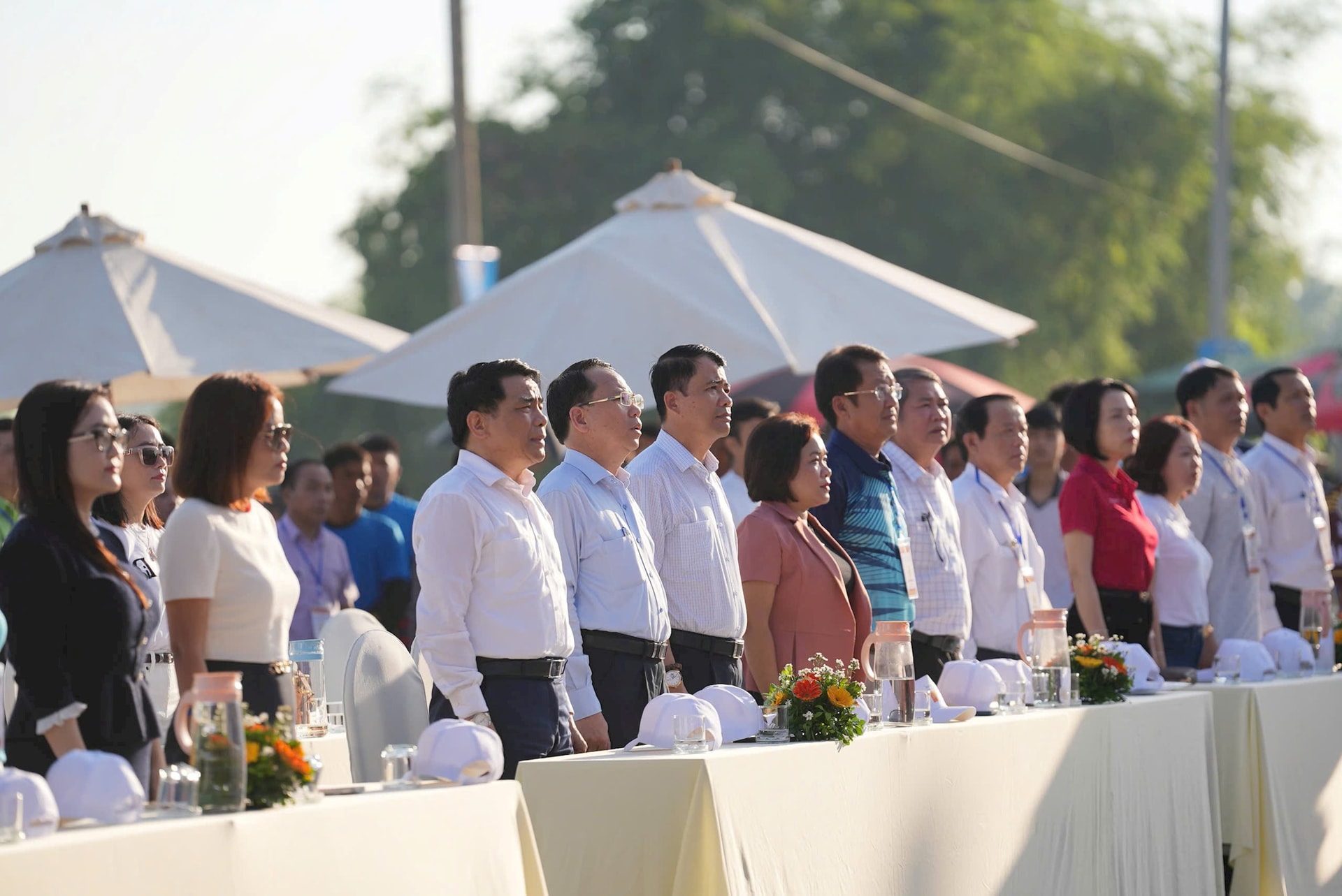 Chủ tịch UBND tỉnh Lê Văn Dũng và lãnh đạo tỉnh tham dự lễ khai mạc.