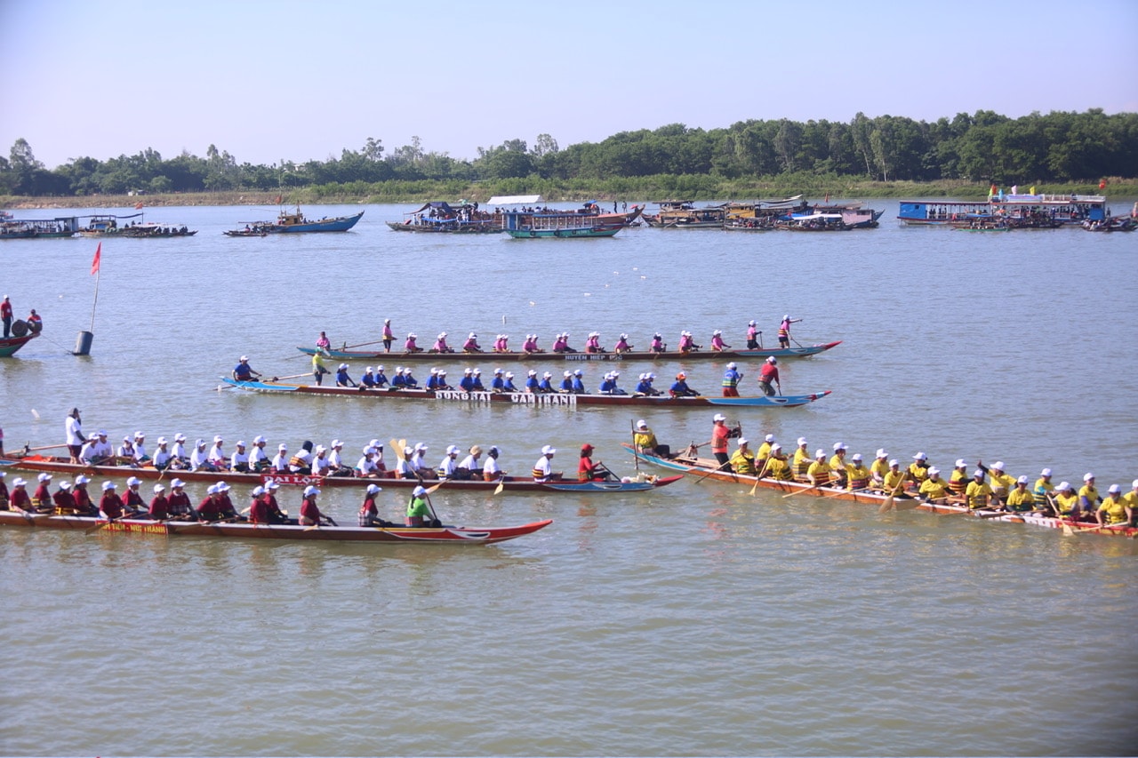 Các thuyền đua nữ đang vào vị trí xuất phát.