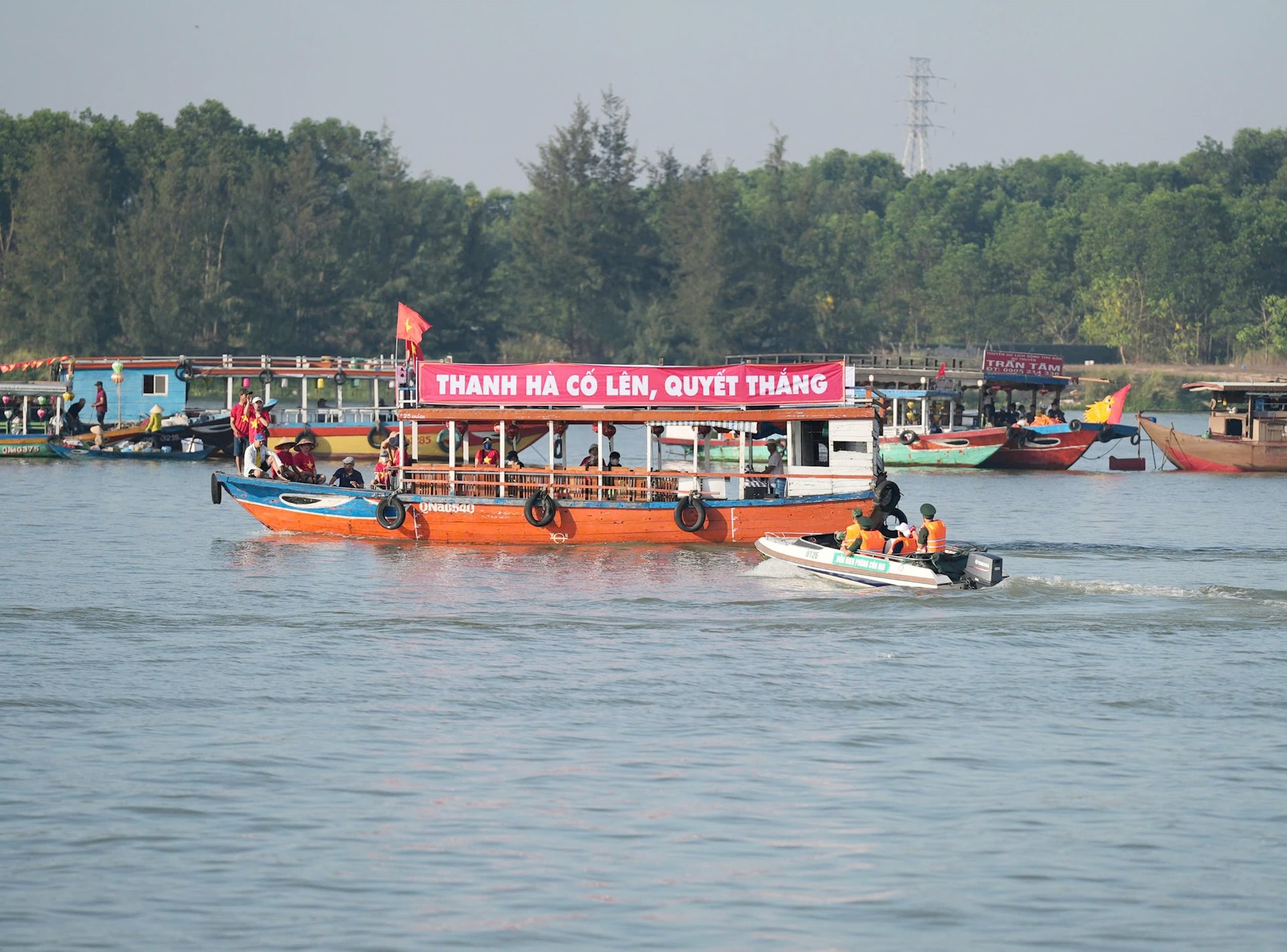 Cán bộ, chiến sĩ Đồn Biên phòng Cửa Đại tham gia đảm bảo an ninh trên đường đua.