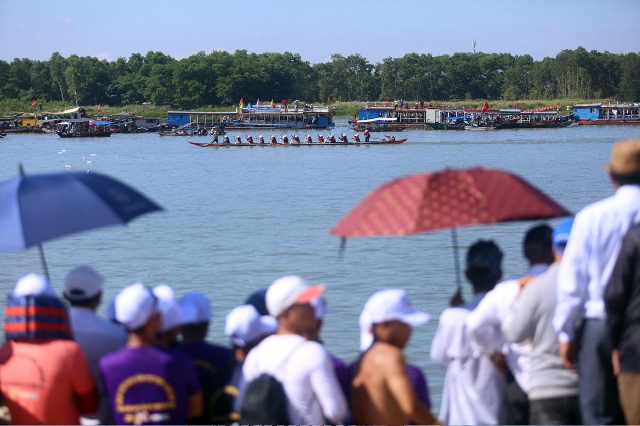 Không khí từ phía bờ vẫn chưa bớt