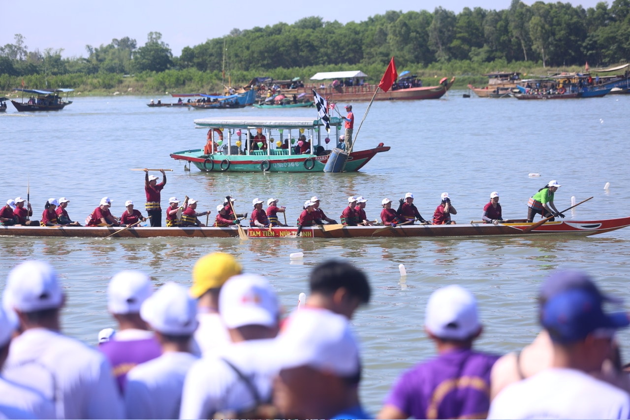 Thuyền đua Tam Tiến vừa chạm đích đầu tiên ở giải truyền thống nữ.