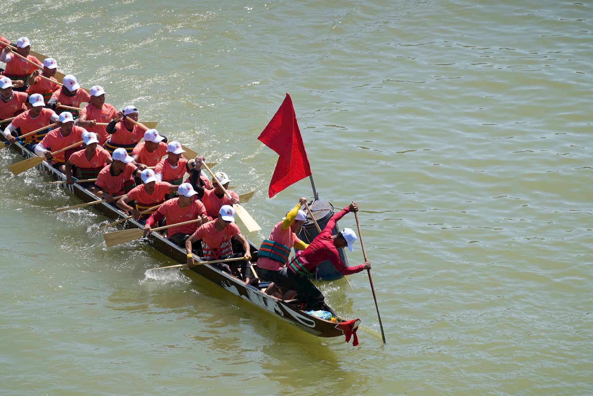Một thuyền đua bám tiêu.