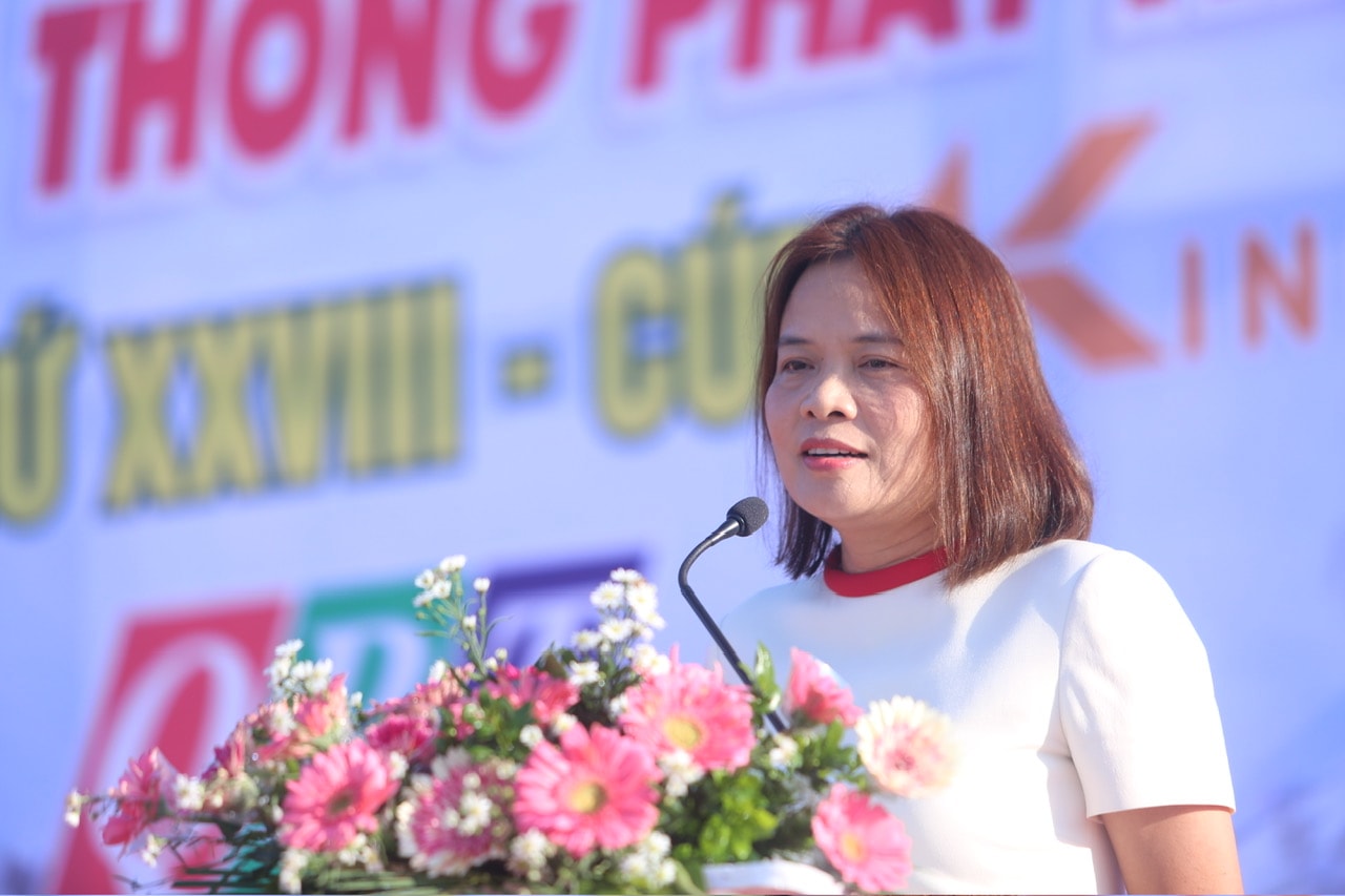 Bà Phan Thị Thanh Truyền - Tổng Giám đốc Công ty CP Năng lượng Kingtek- Kingtek Pickleball - đại diện các nhà tài trợ phát biểu.