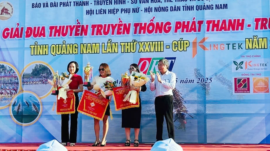 Ông Mai Văn Tư - Tổng Biên tập Báo và Đài PT-TH Quảng Nam tặng cờ và cúp cho nhà tài trợ.