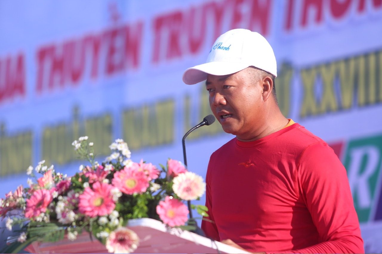 VĐV và trọng tài phát biểu tuyên thệ.