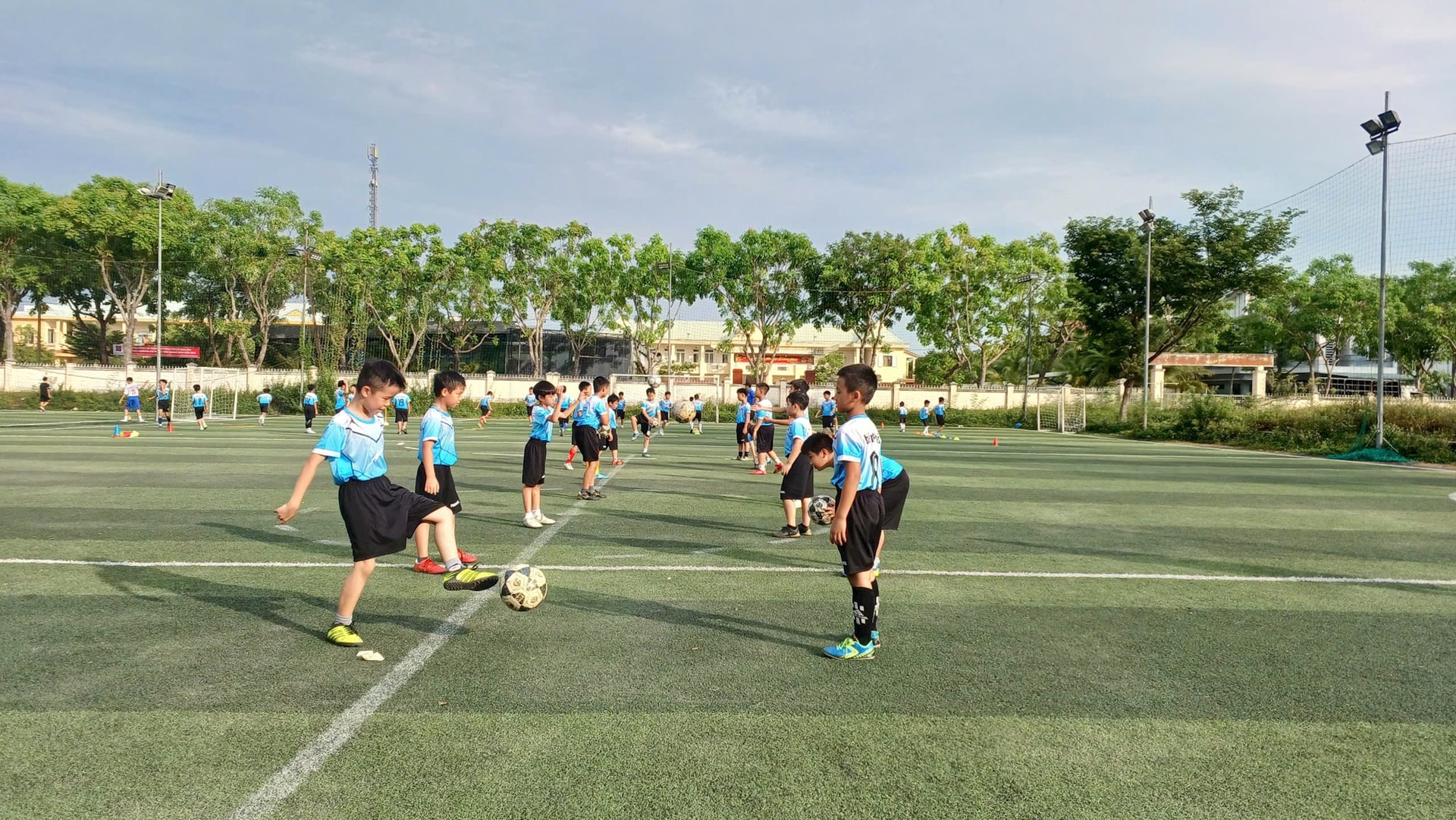 Học viên tập kỹ thuật tại câu lạc bộ bóng đá cộng đồng. Ảnh: CHÂU NỮ