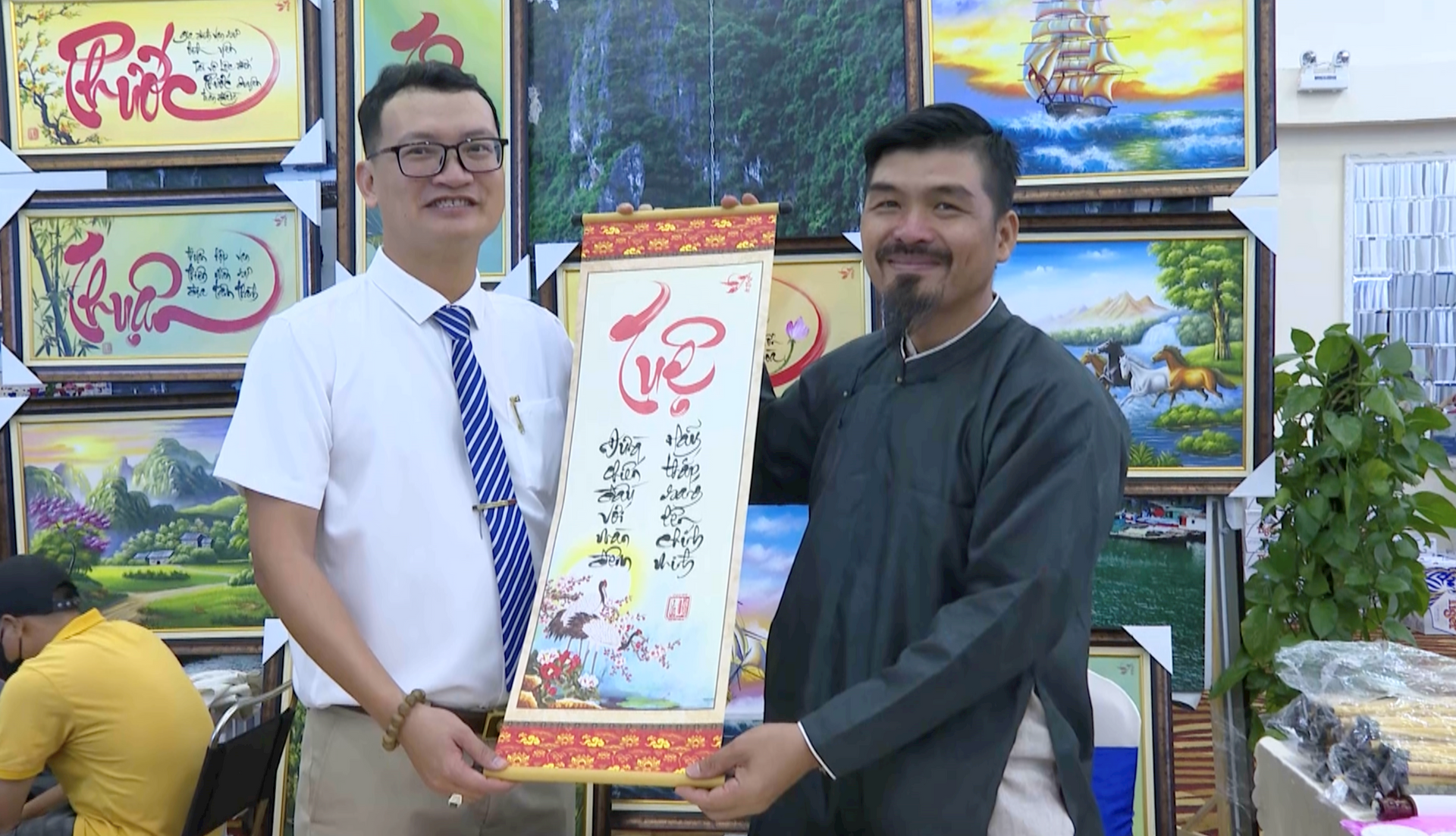 Bà con tặng chữ thư pháp cho lãnh đạo phường Điện Phương