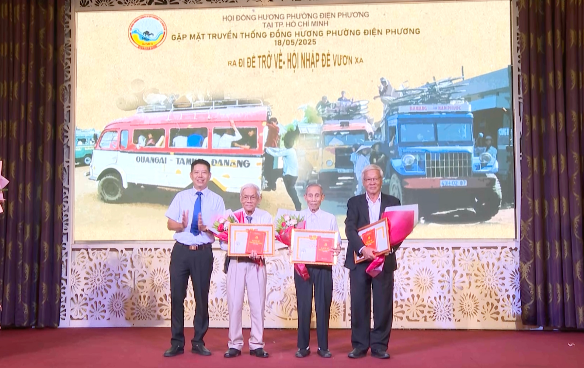 Ban tổ chức tặng quà tri ân những bậc cao niên