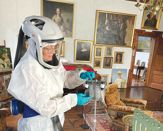 Việc lấy mẫu không khí để kiểm tra nấm mốc được thực hiện tại Bảo tàng Skagen, nơi trưng bày nhiều tác phẩm nghệ thuật kinh điển. Ảnh: Jacob Jul Nørup/Guardian