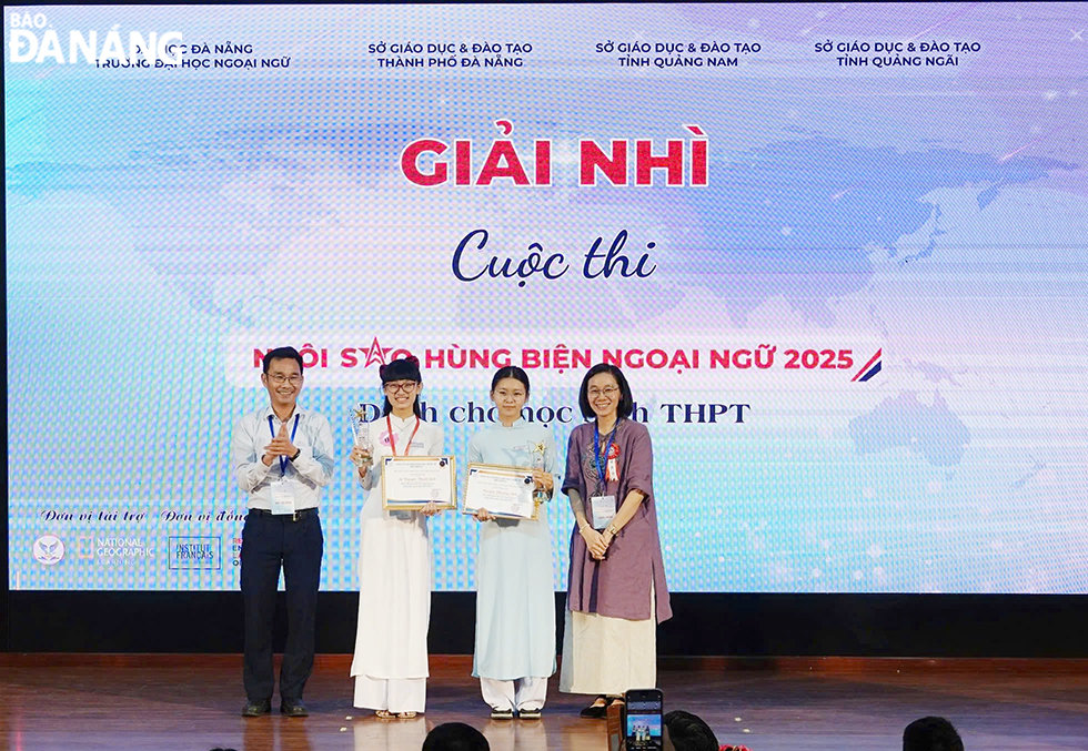 Ban tổ chức trao giải Nhì cho các thí sinh bảng tiếng Nhật. Ảnh: THU HÀ