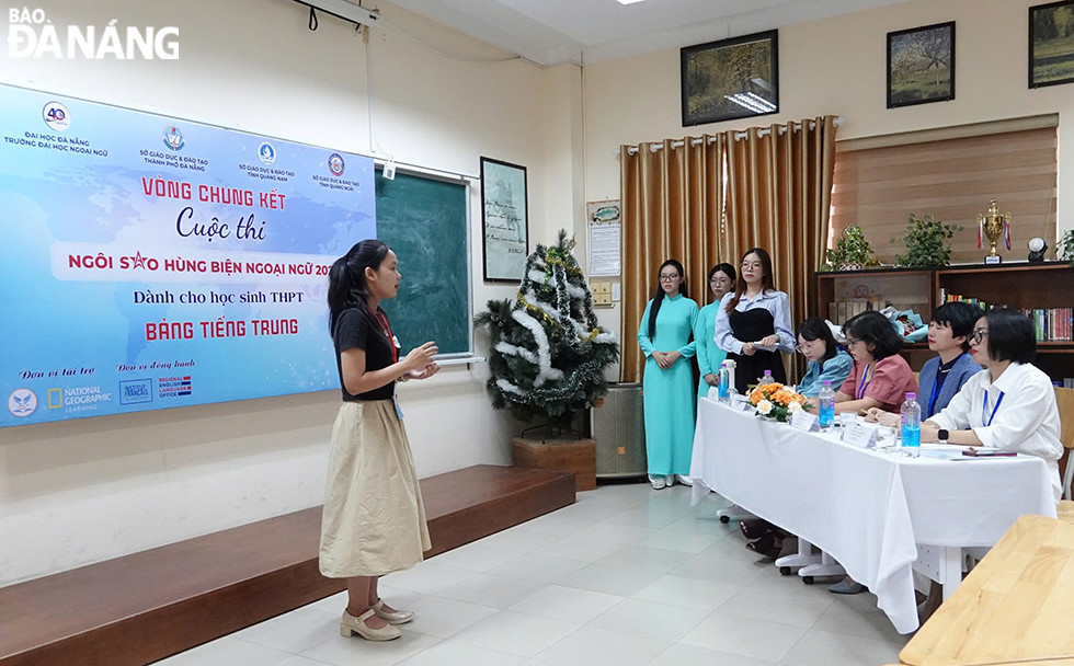 Các thí sinh tranh tài hùng biện tại các tiểu ban. Ảnh: THU HÀ