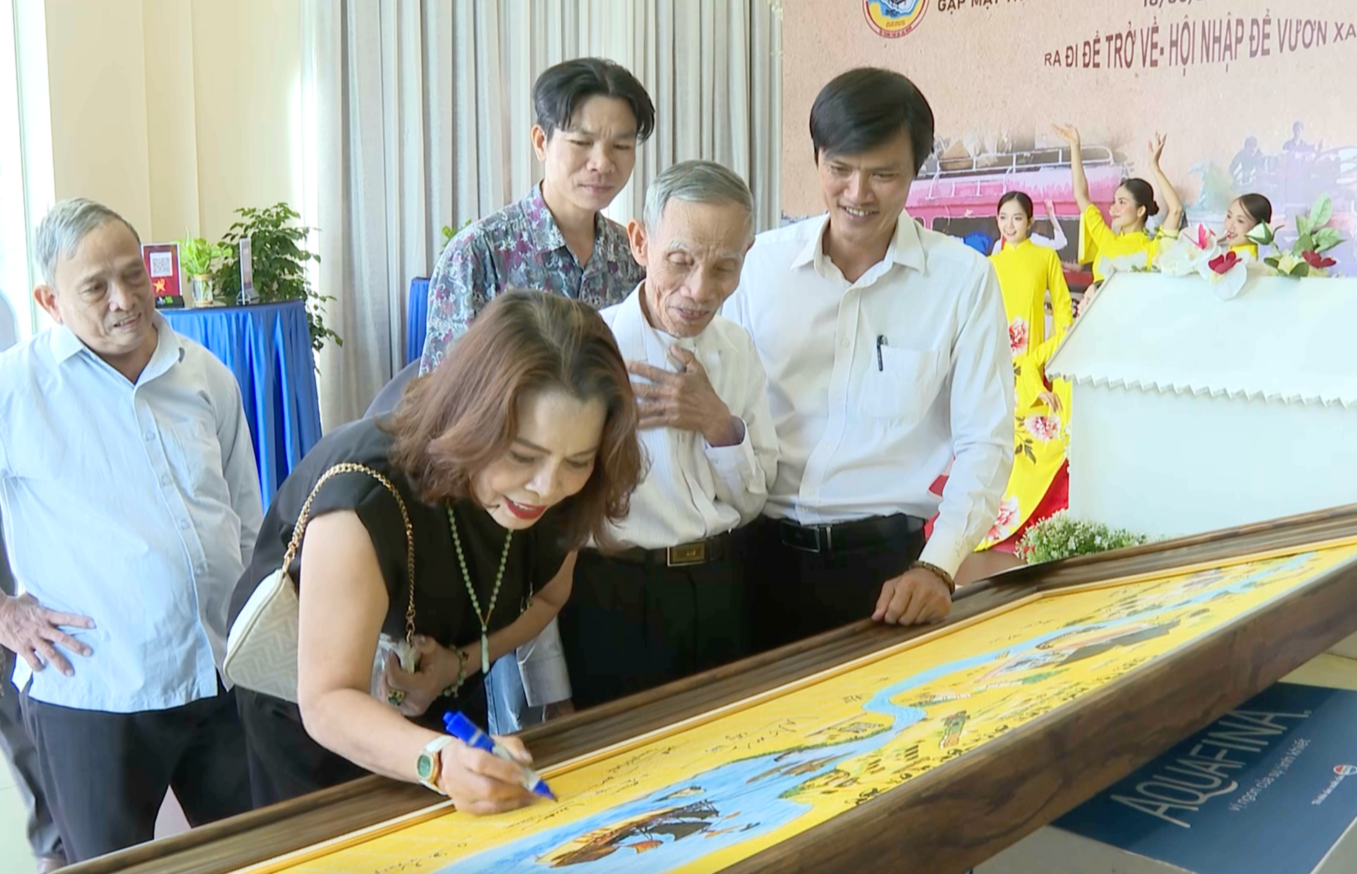 Đại biểu khách mời ký tên vào bức họa “Giao chỉ Quốc mậu dịch độ Hải Đồ”