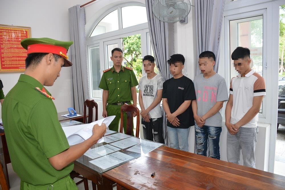 Đối tượng Nguyễn Hoài Nga (ngoài cùng bên phải) cùng 3 đối tượng khác trong nhóm gây rối bị khởi tố. Ảnh: Công an cung cấp