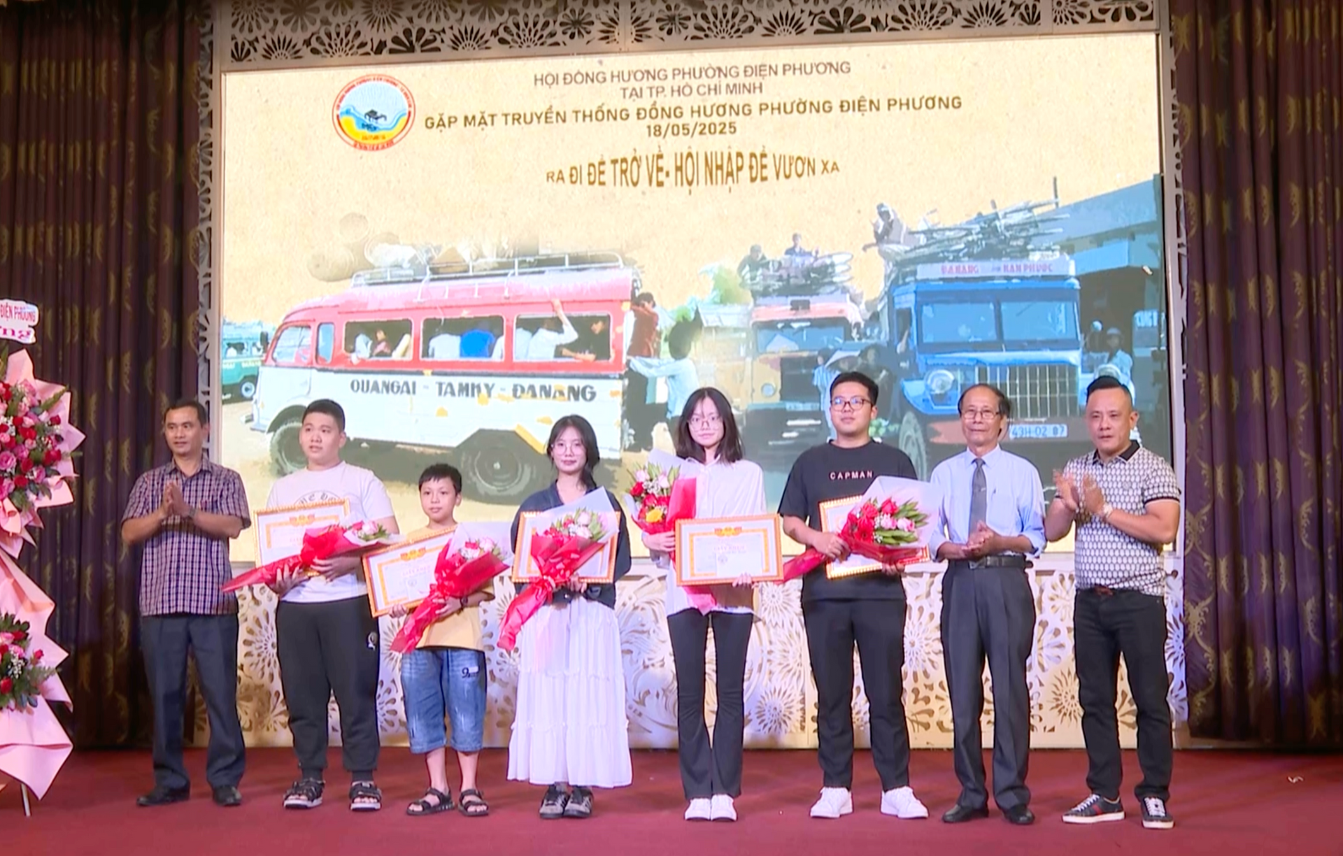 Tặng quà khuyến học cho các em học sinh có thành tích xuất sắc
