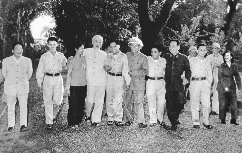 Chủ tịch Hồ Chí Minh với Đoàn đại biểu anh hùng, chiến sĩ thi đua các lực lượng vũ trang nhân dân giải phóng miền nam ra thăm miền bắc (năm 1965). (Nguồn: hochiminh.vn)