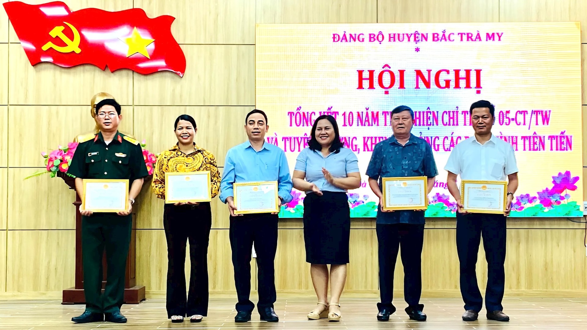 5_ca_nhan_dien_hinh_theo_guong_bac_duoc_tuyen_duong_khen_thuong.jpg