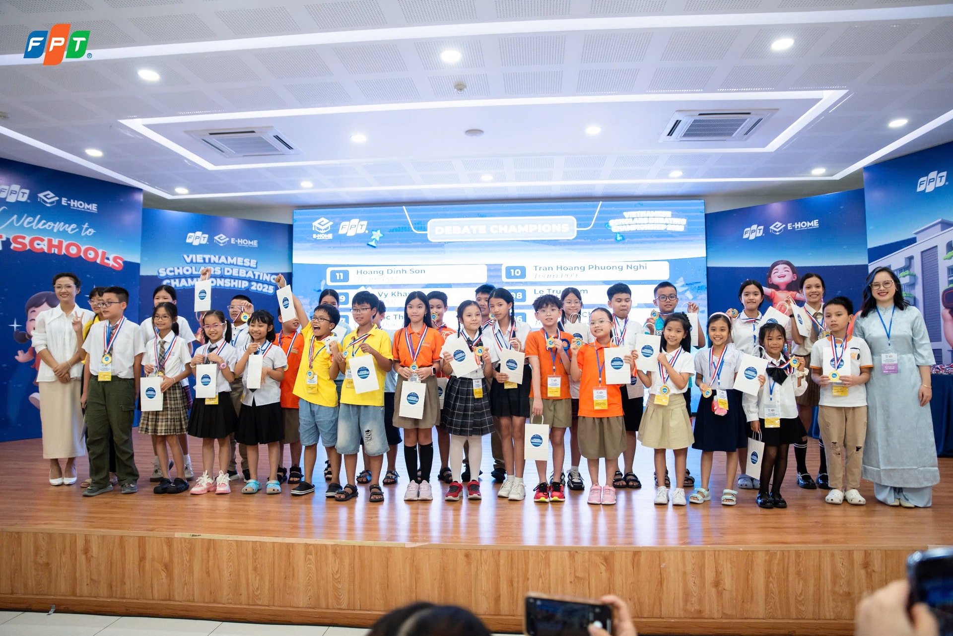 Các bạn học sinh xuất sắc được vinh danh trong Lễ Tổng kết.