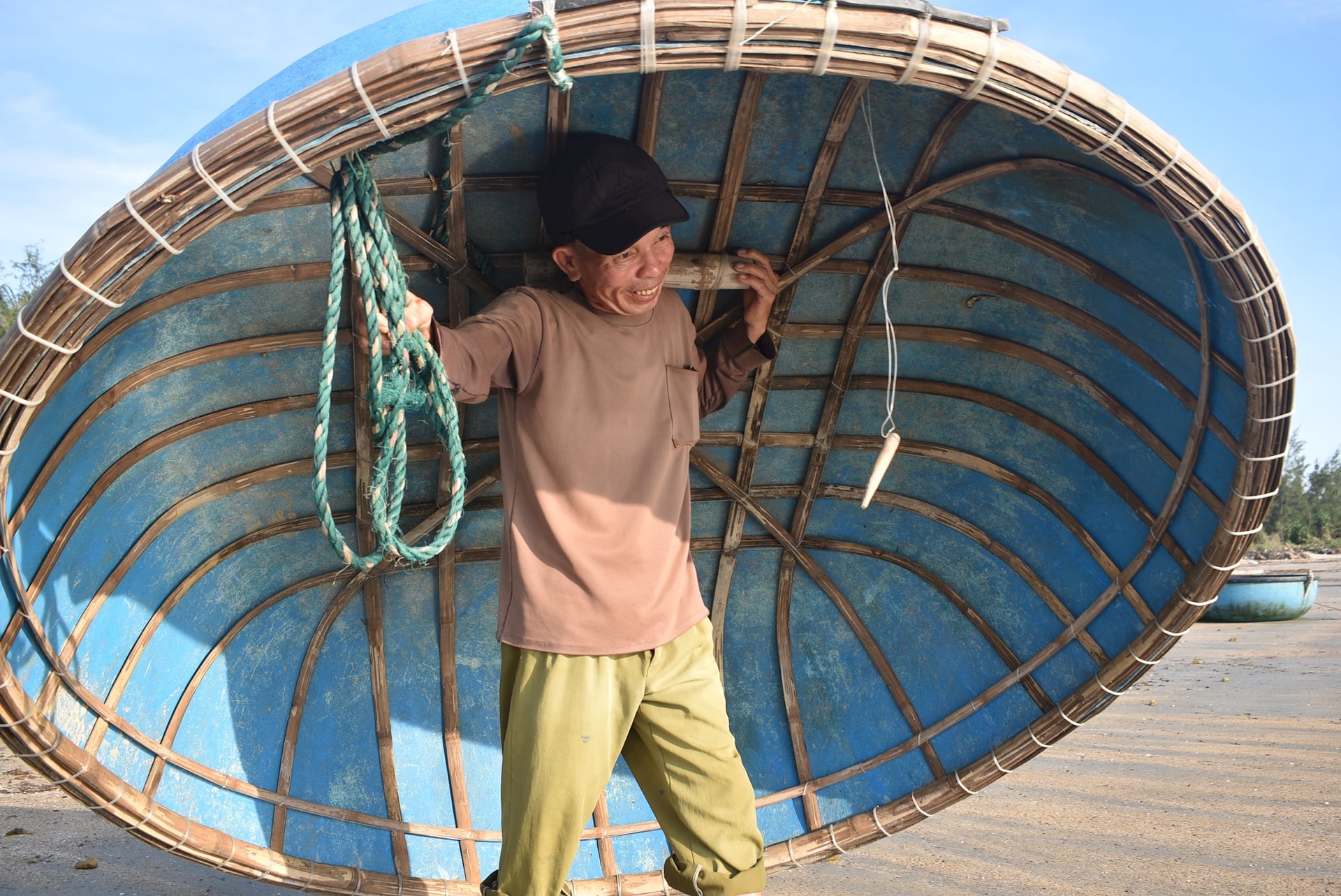 Thuyền thúng là những phương tiện đánh bắt hải sản quen thuộc của ngư dân xã Tam Hải. Ảnh: NGUYỄN QUỲNH