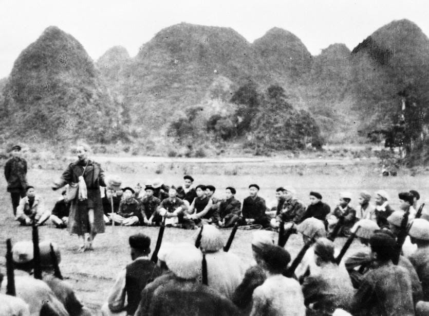 Trong ảnh: Chủ tịch Hồ Chí Minh nói chuyện với bộ đội chủ lực và dân quân du kích Cao Bằng có nhiều thành tích tham gia Chiến dịch Biên giới năm 1950. (Ảnh: TTXVN)