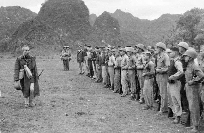 Trong ảnh: Chủ tịch Hồ Chí Minh thăm một đơn vị bộ đội tham gia Chiến dịch Biên giới, đóng quân ở huyện Phục Hòa, tỉnh Cao Bằng, tháng 3/1951. (Ảnh: Tư liệu TTXVN)