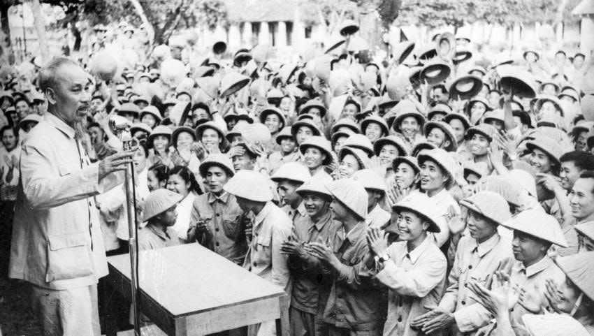 Trong ảnh: Chủ tịch Hồ Chí Minh đến thăm một đơn vị bộ đội ở Nam Định (1957). (Ảnh: TTXVN)