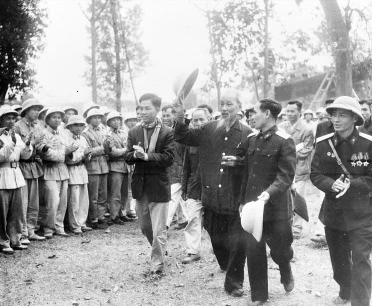 vna_potal_ky_niem_130_nam_ngay_sinh_chu_tich_ho_chi_minh_1951890_-_1952020_tinh_cam_dac_biet_cua_bac_ho_voi_quan_doi_nhan_dan_viet_nam_4673596-745x614.jpg