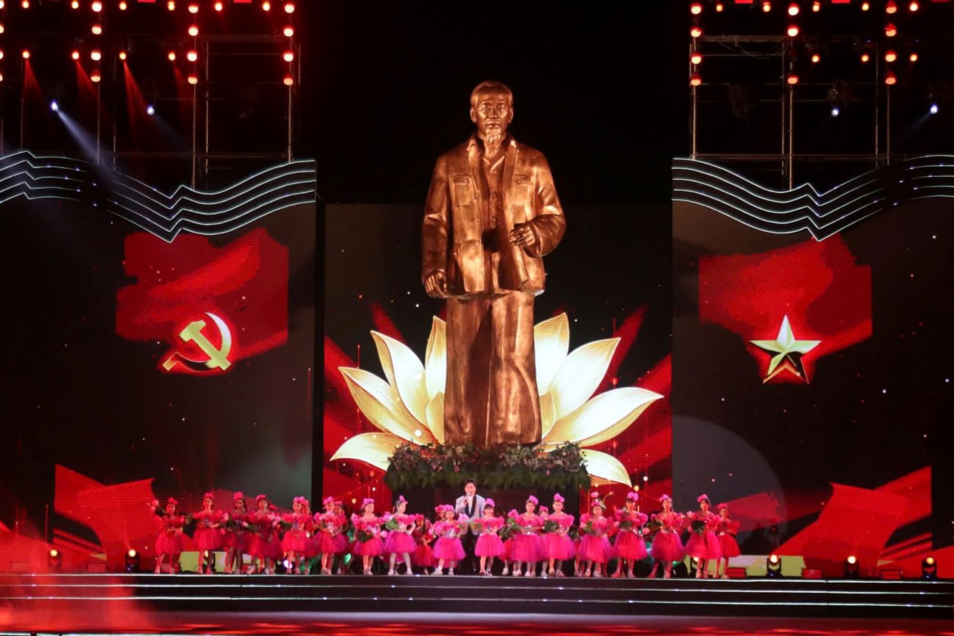 Tối 15/5/2025, tại sân vận động Làng Sen, xã Kim Liên, huyện Nam Đàn, tỉnh Nghệ An phối hợp Bộ Văn hóa, Thể thao và Du lịch và Bộ Công an trang trọng tổ chức khai mạc Lễ hội Làng Sen toàn quốc 2025 và khánh thành Tượng “Bác Hồ về thăm quê”, mừng kỷ niệm 135 năm Ngày sinh Chủ tịch Hồ Chí Minh (19/5/1890-19/5/2025).