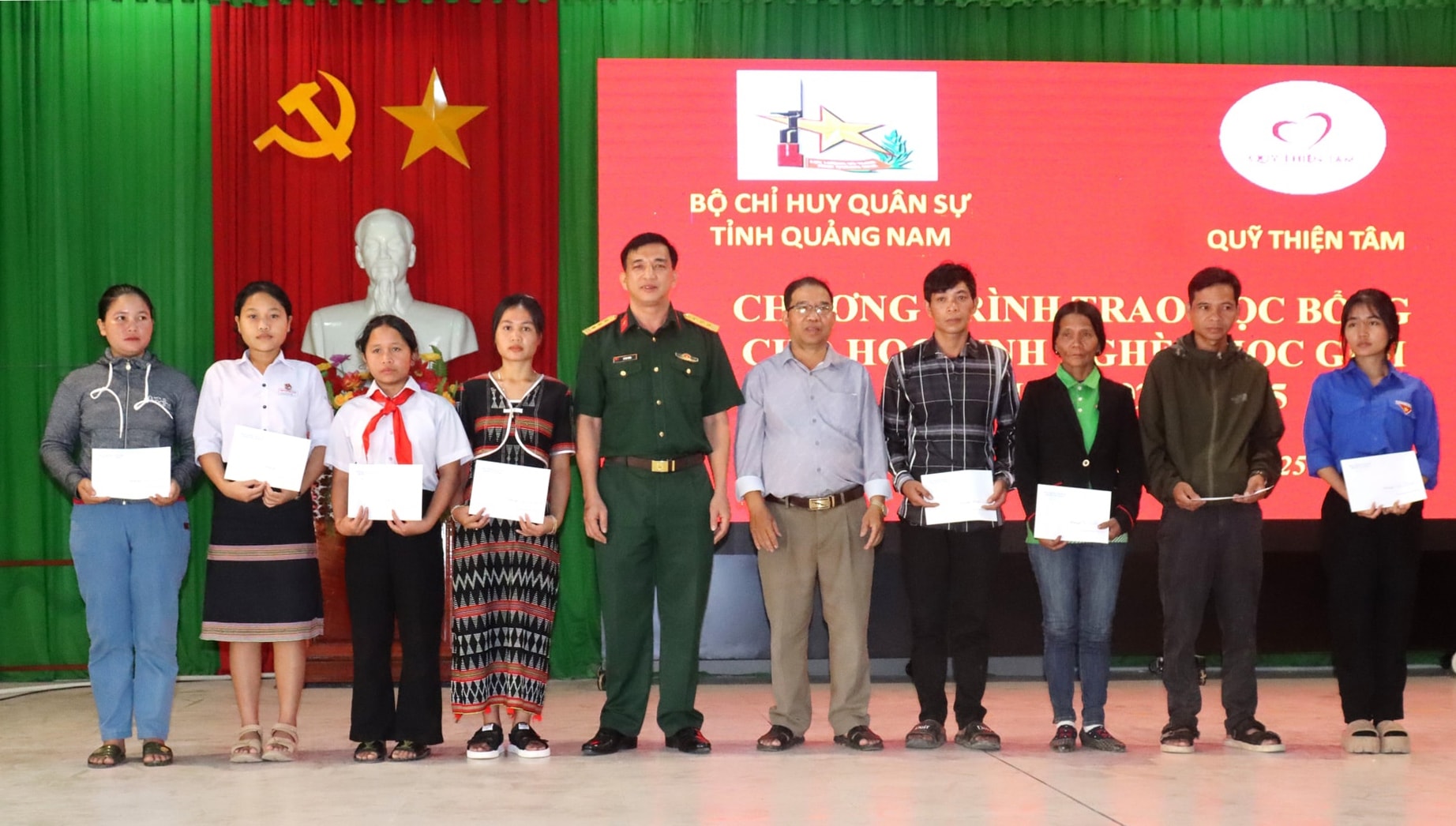 ban-chi-huy-quan-su-huyen-tay-giang-trao-kinh-phi-ho-tro-hoc-bong-cho-hoc-sinh-co-thanh-tich-vuot-kho-hoc-gioi-nam-hoc-2024-2025.(1).jpg