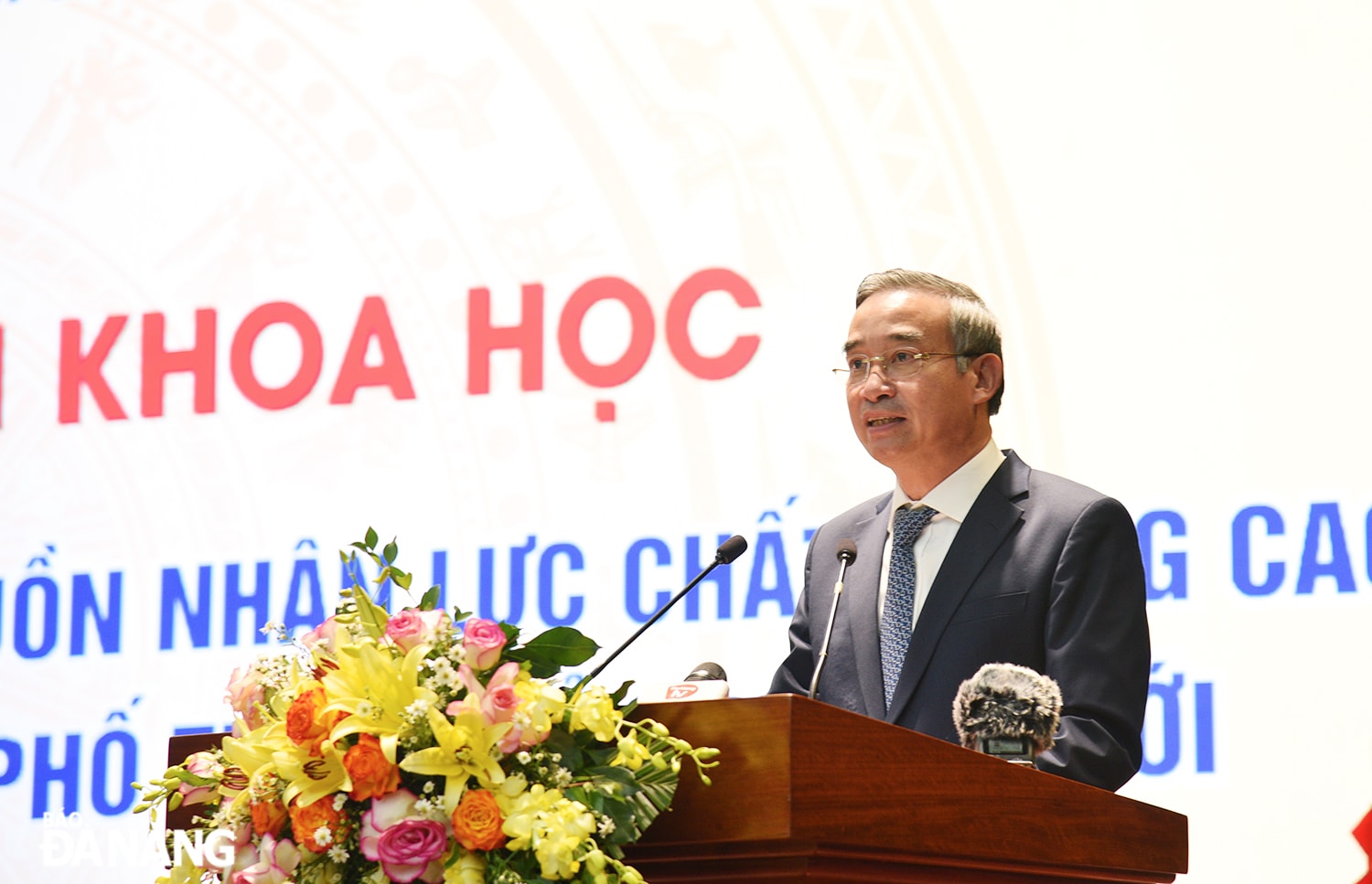 Chủ tịch UBND thành phố Lê Trung Chinh phát biểu khai mạc tọa đàm. Ảnh: T.P