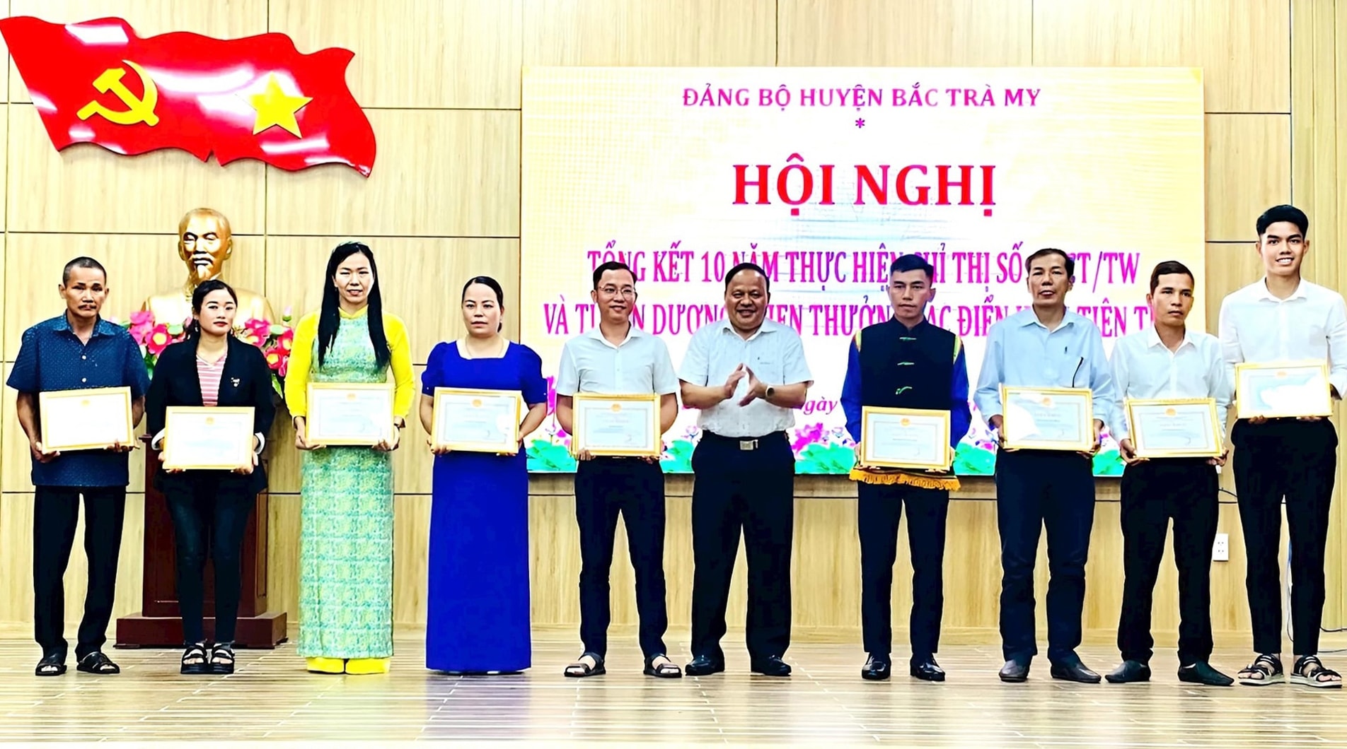 huyen_uy_bac_tra_my_khen_thuong_9_tap_the_hoc_tap_va_lam_theo_tu_tuong_dao_duc_phong_cach_ho_chi_minh_nam_2025.jpg