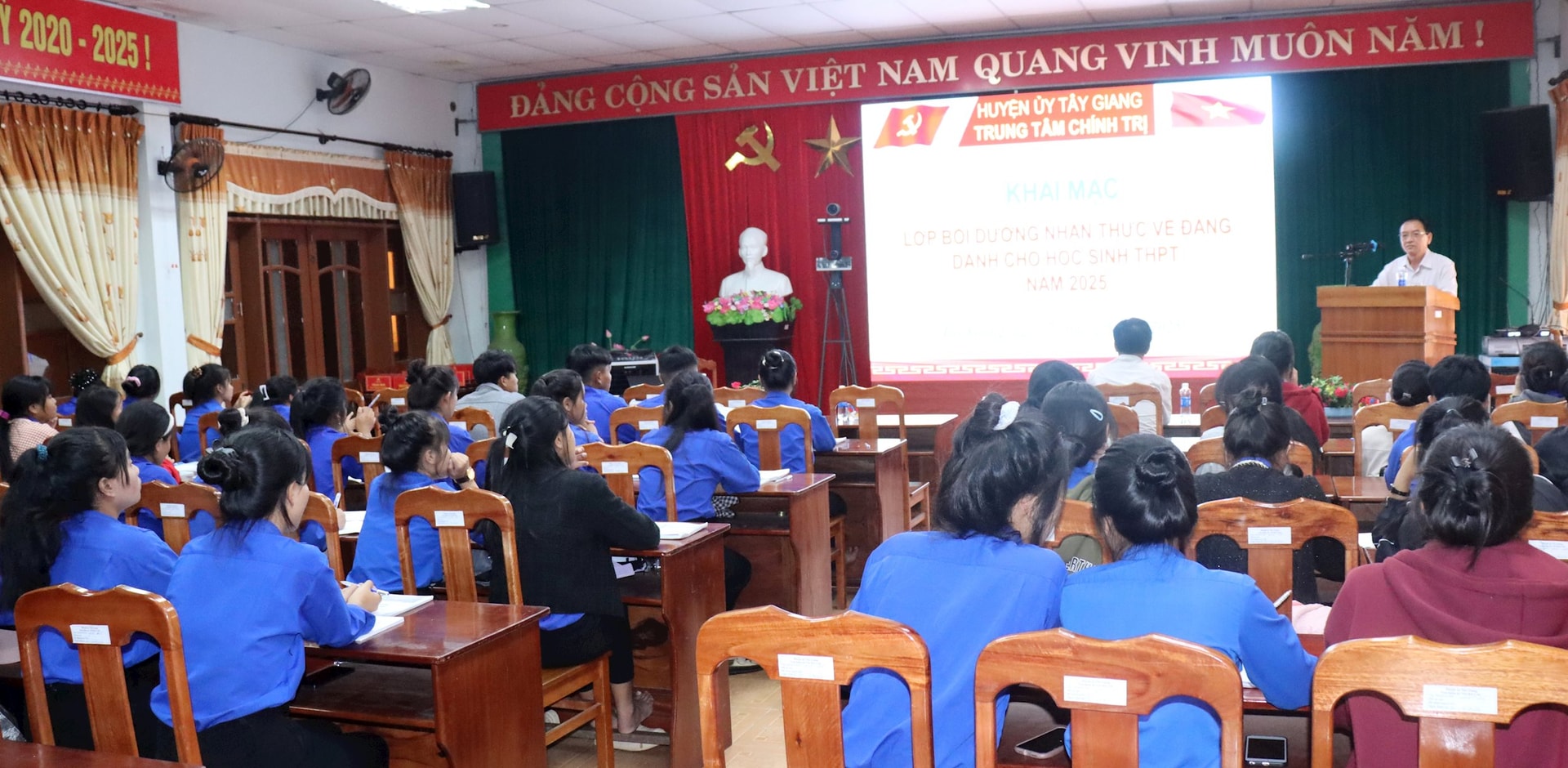 Tây Giang mở lớp bồi dưỡng lần thứ hai nhận thức về Đảng cho học sinh THPT