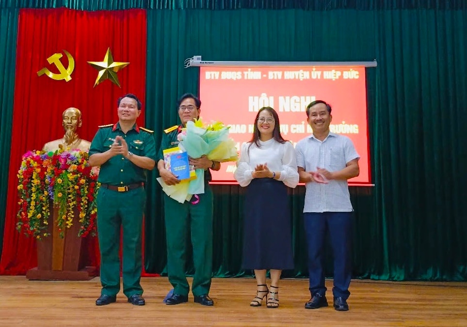 Các đồng chí lãnh đạo Bộ CHQS tỉnh và lãnh đạo huyện tặng hoa chúc mừng Thượng tá Nguyễn Văn Tiễn.