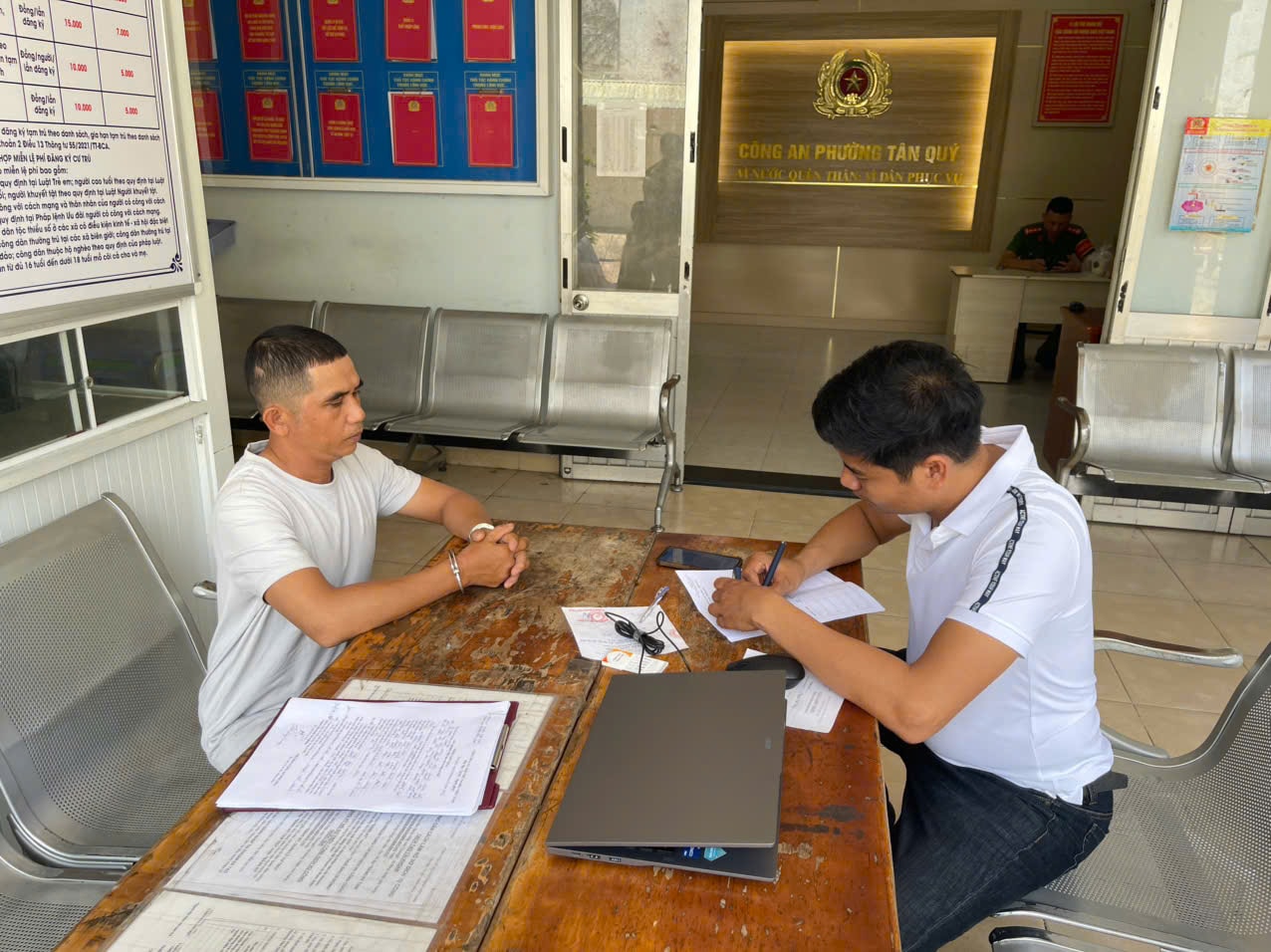 Bắt đối tượng Nguyễn Tấn Khánh tại TP Hồ Chí Minh. Ảnh XUÂN m