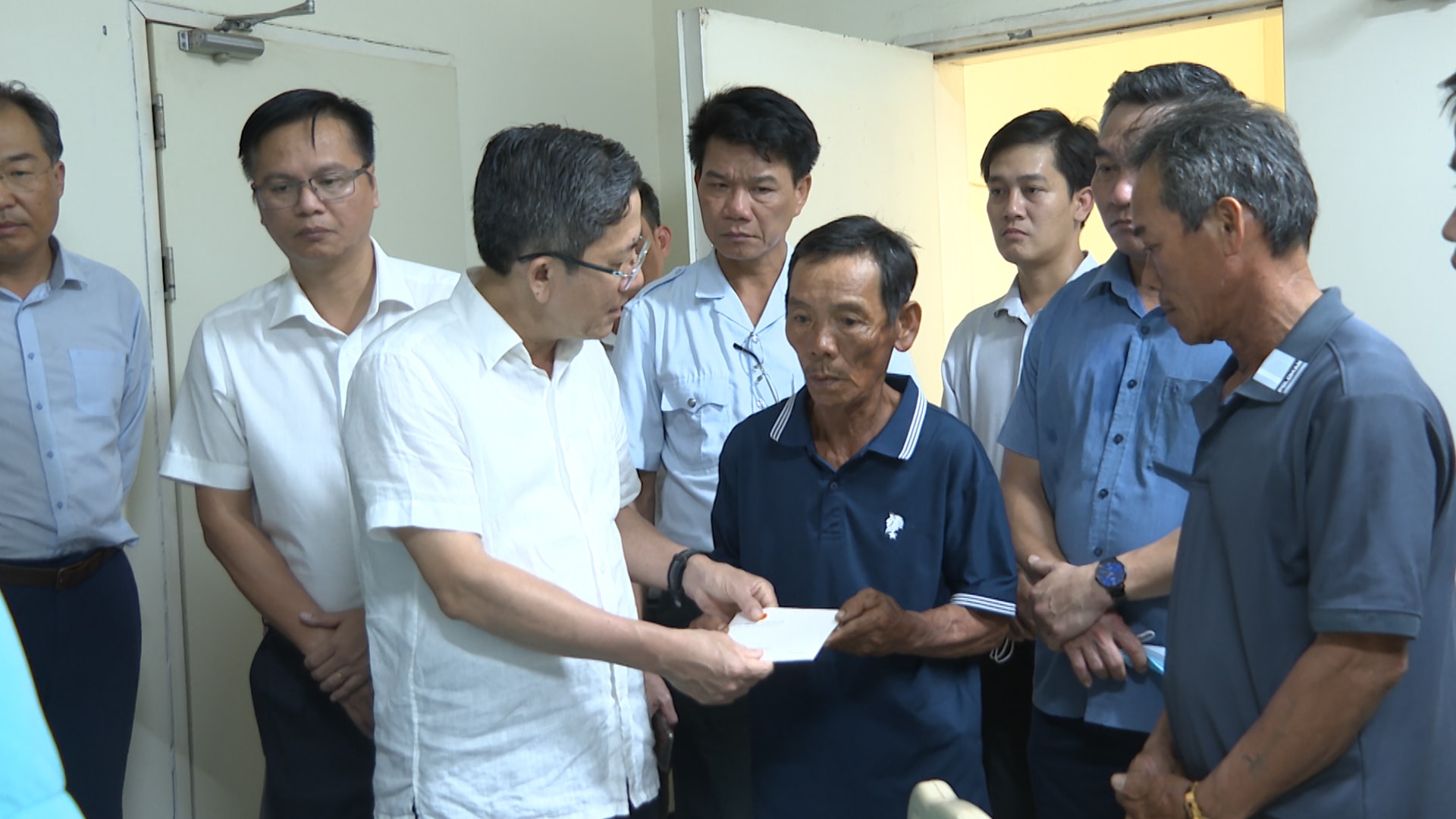 Phó Chủ tịch UBND tỉnh Trần Nam Hưng tặng quà người nhà bệnh nhân