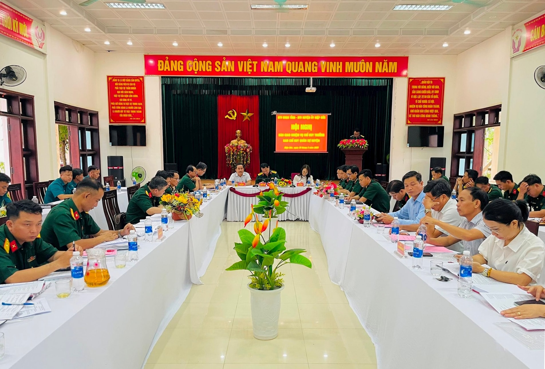 quang-canh-hoi-nghi-ban-giao-nhiem-vu-chi-huy-truong-ban-chi-huy-quan-su-huyen-hiep-duc.(1).jpg