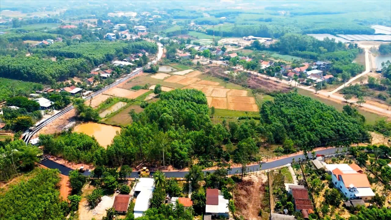 Tuyến đường vòng cung Hóc Nếp được được mở rộng, nâng cấp và thảm nhựa kiên cố, khang trang. Ảnh: PHI THÀNH