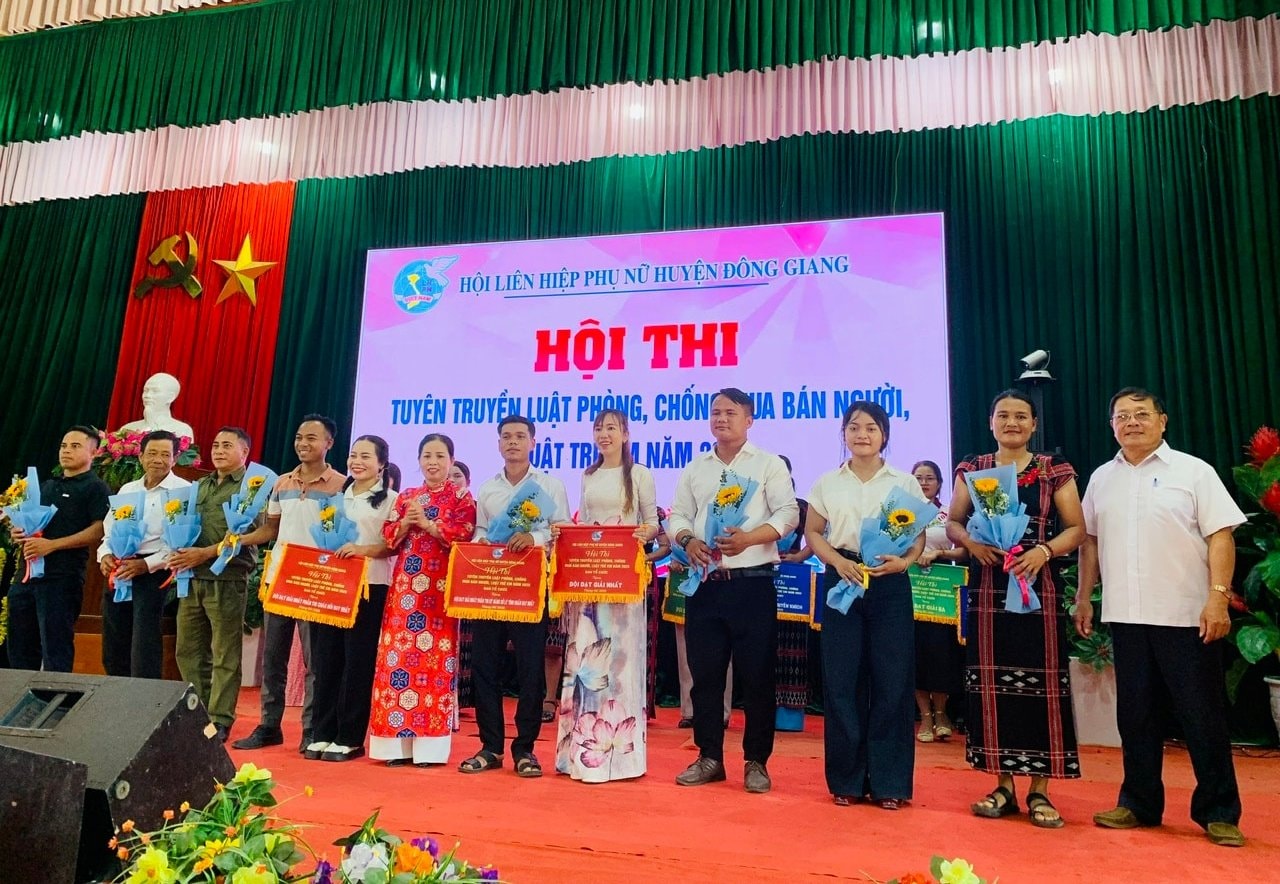 ban-to-chuc-trao-giai-nhat-cho-doi-thi-hoi-lhpn-xa-ba.-anh-ngoc-vy(1).jpg