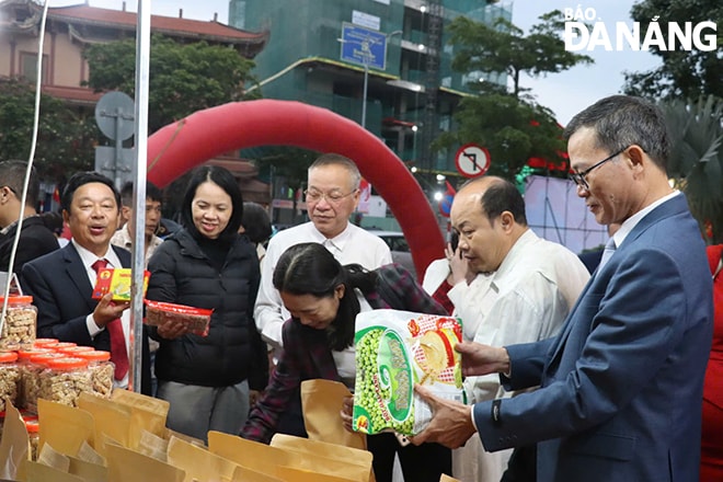 Liên minh Hợp tác xã thành phố tổ chức “Phiên chợ sản phẩm Hợp tác xã lần thứ I - Đà Nẵng 2025” vào tháng 3-2025. Ảnh: TRẦN TRÚC
